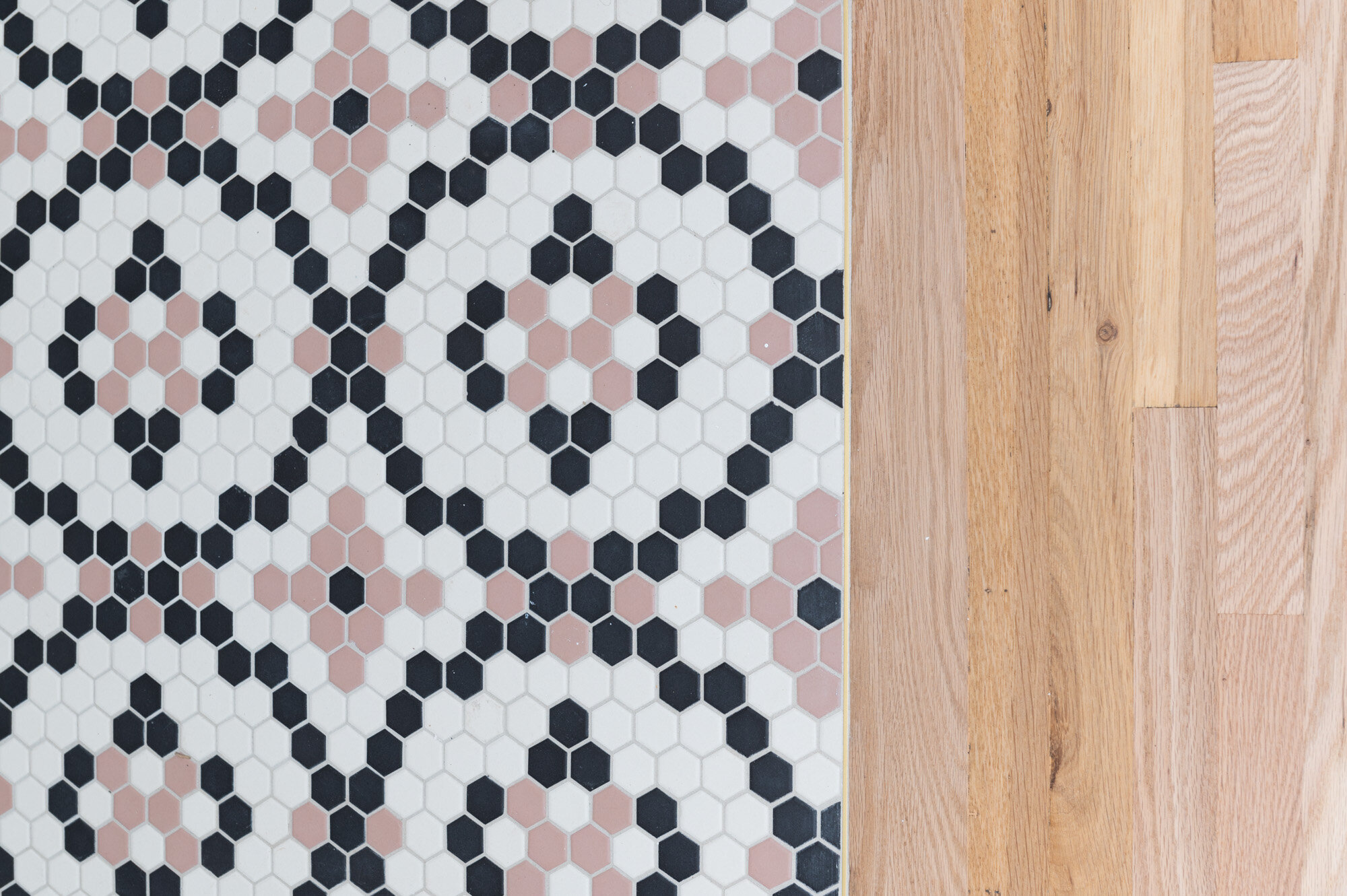  Projet de transformation intérieure d'un logement situé dans le quartier Mile Ex à Montréal. Le projet de design inclus l'intégration de plusieurs nouvelles fonctions dans un plan serré tout en conservant les axes porteurs à leur endroit d'origine p