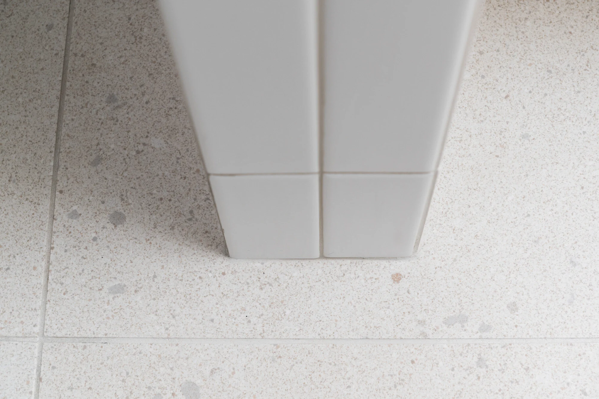  Projet de transformation intérieure d'un logement situé dans le quartier Mile Ex à Montréal. Le projet de design inclus l'intégration de plusieurs nouvelles fonctions dans un plan serré tout en conservant les axes porteurs à leur endroit d'origine p