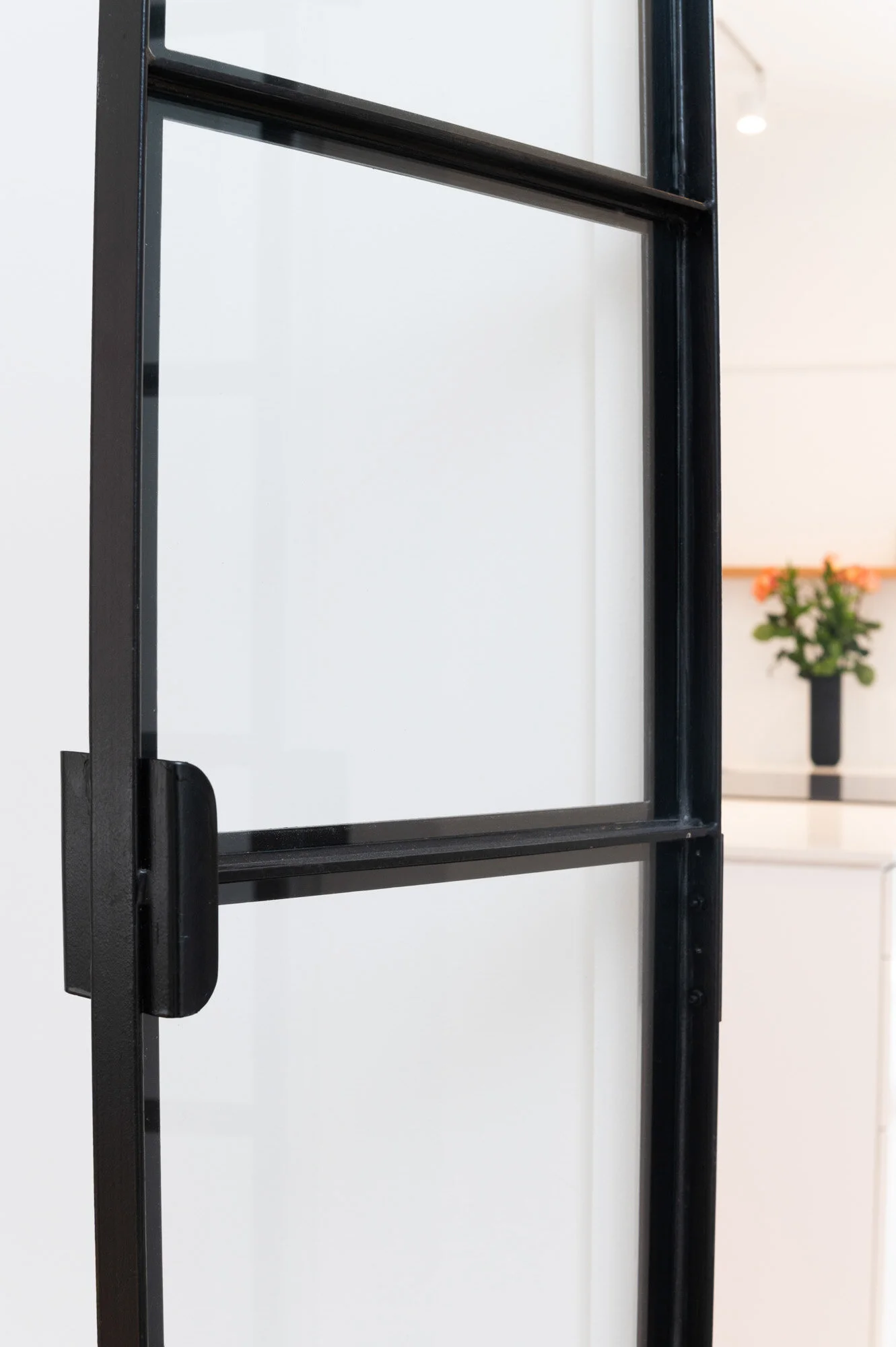  Projet de transformation intérieure d'un logement situé dans le quartier Mile Ex à Montréal. Le projet de design inclus l'intégration de plusieurs nouvelles fonctions dans un plan serré tout en conservant les axes porteurs à leur endroit d'origine p