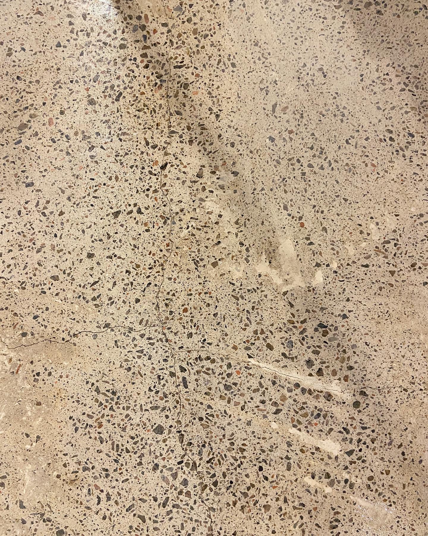 On c&eacute;l&egrave;bre l'imperfection en retravaillant une dalle de b&eacute;ton existante qui laissait &agrave; d&eacute;sirer plut&ocirc;t que de faire un remplacement int&eacute;gral. M&ecirc;me si ce n'est pas toujours possible selon l'&eacute;