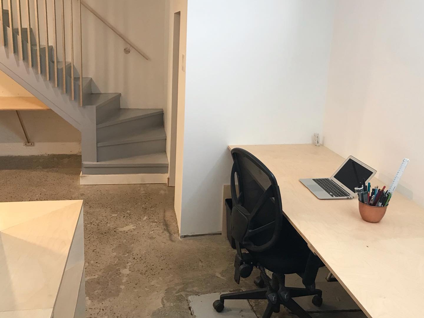 [Parc Extension] 
Nous avons quelques espaces de travail disponibles. Plusieurs configurations possibles pour une petite &eacute;quipe ou travailleurs autonomes. Espace partag&eacute; avec cr&eacute;ateurs/designers/architectes. Messages priv&eacute;