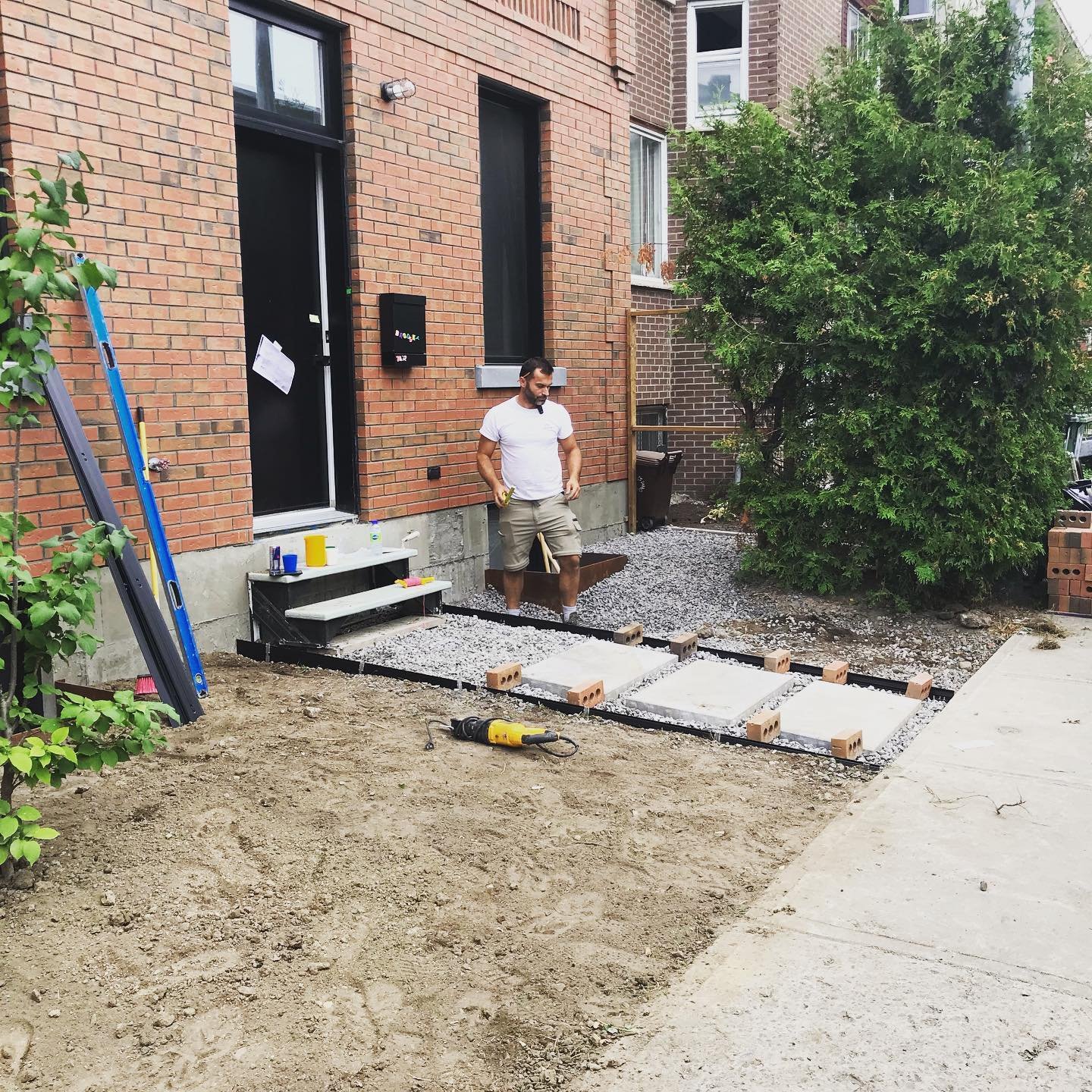 Tranquillement, le (re)paysagement  de notre maison Shoebox est en cours post travaux de brique et fondations... next: cl&ocirc;turette et balcon d'acier et surtout des plantes et des fleurs, beaucoup beaucoup! 

Pour ceux qui connaissent les plantes
