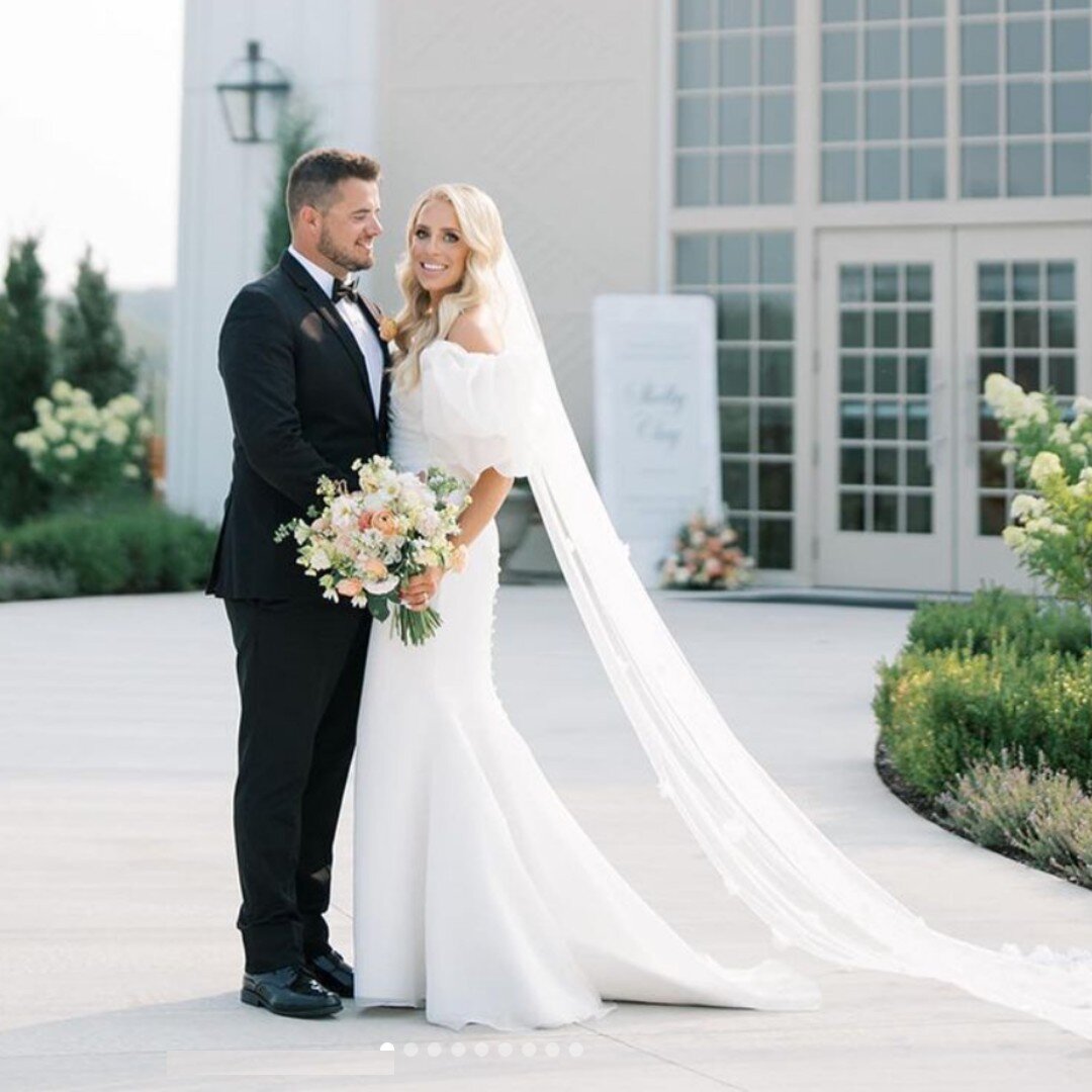 LEGENDS BRIDE MONDAY

Today's @legendsromonakeveza Bride, Shelby @shelby_dunn looks Stunning in our Natural White fluted gown made of Organza, featuring a draped sweetheart neckline and Dramatic Sleeves! 
 
Photo: @emilychowningphoto
Bridal Salon: @m