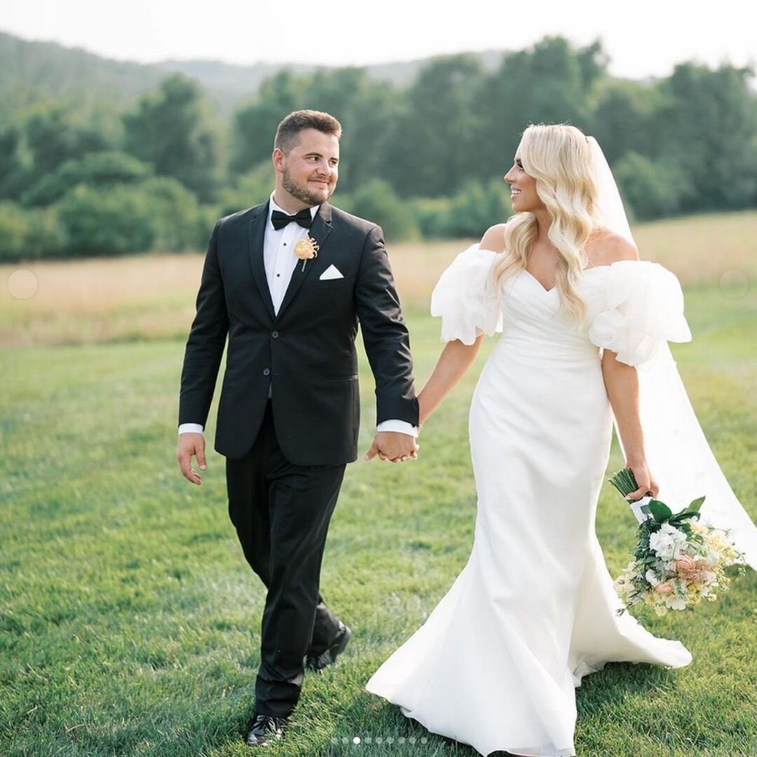 LEGENDS BRIDE MONDAY

Today's @legendsromonakeveza Bride, Shelby @shelby_dunn looks Stunning in our Natural White fluted gown made of Organza, featuring a draped sweetheart neckline and Dramatic Sleeves! 
 
Photo: @emilychowningphoto
Bridal Salon: @m