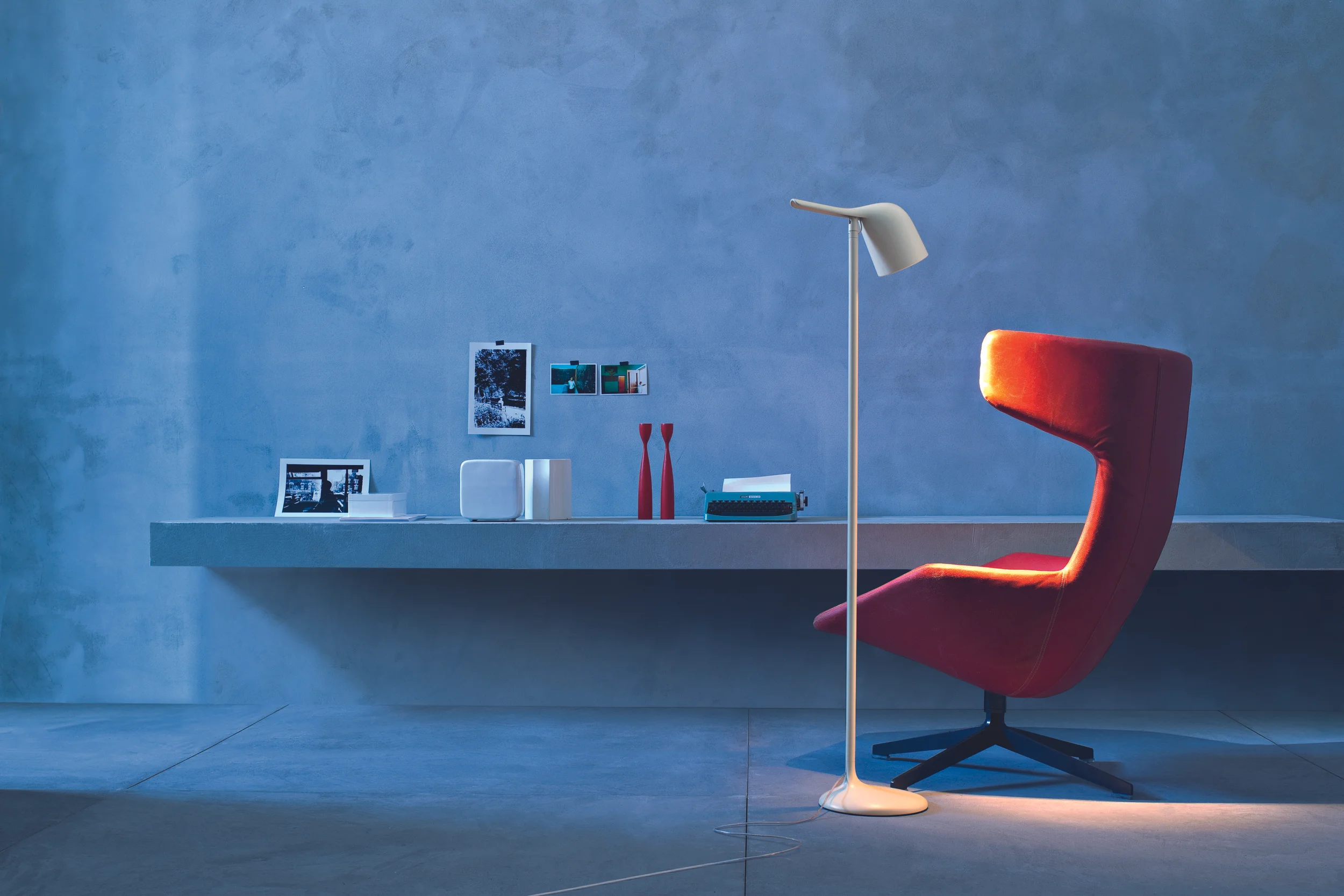 COLIBRI_floor_white_room_set.jpg