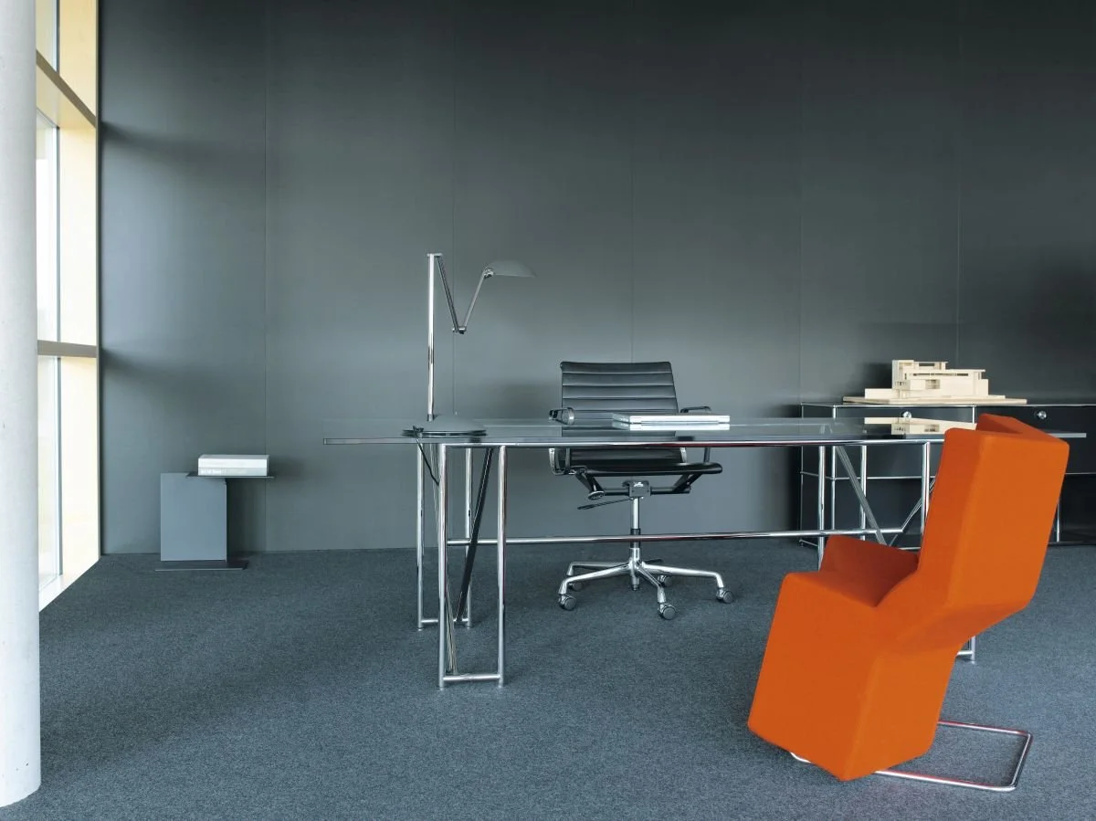 ClassiCon-diana-a-side-table-orbis-desk-lamp-double-x-table-chaos-chair-photo-popinger.jpg