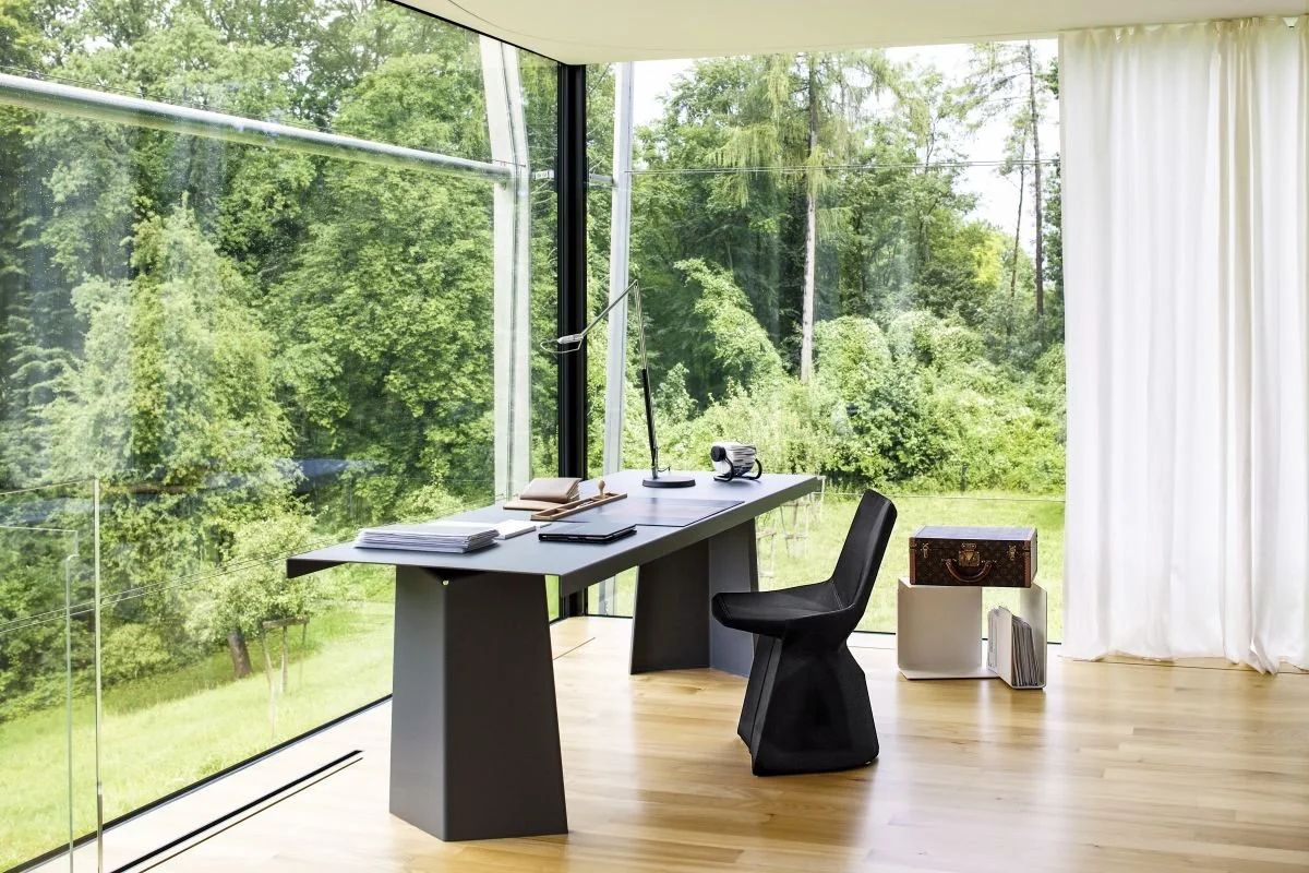 ClassiCon-pallas-table-mars-chair-diana-c-side-table-photo-hassos.jpg