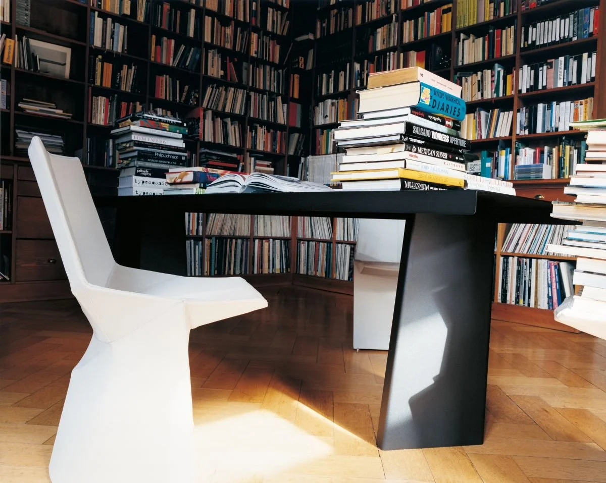 ClassiCon-mars-chair-pallas-table-library-photo-halard.jpg