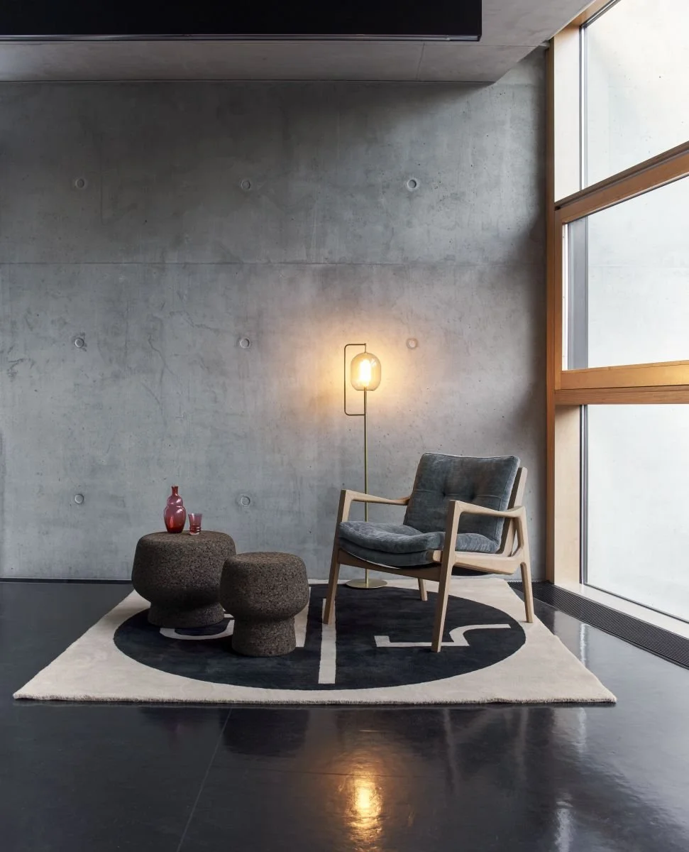 ClassiCon-st-tropez-rug-corker-no2-corker-no1-euvira-lounge-chair-lantern-light-floor-lamp-medium-photo-hassos.jpg