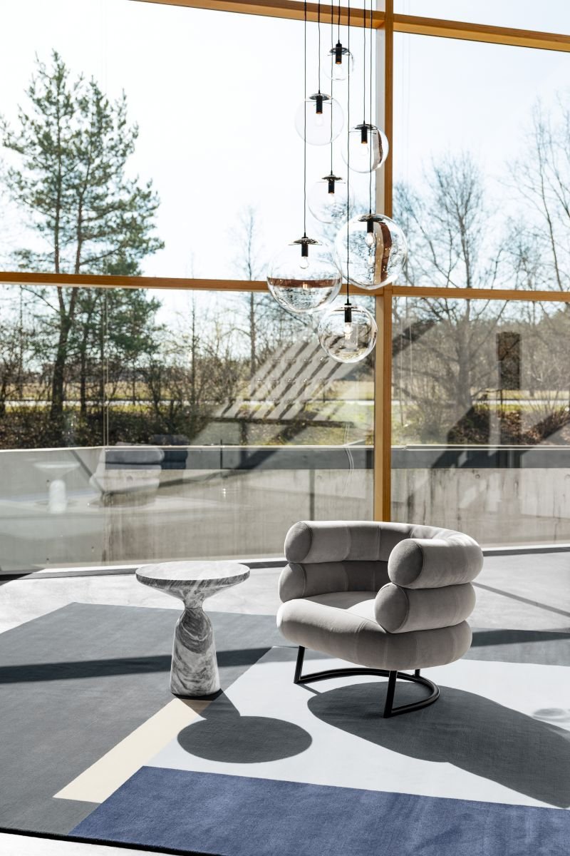 ClassiCon-roquebrune-rug-bell-side-table-marble-bibendum-armchair-selene-pendant-lamp-photo-breidt.JPG