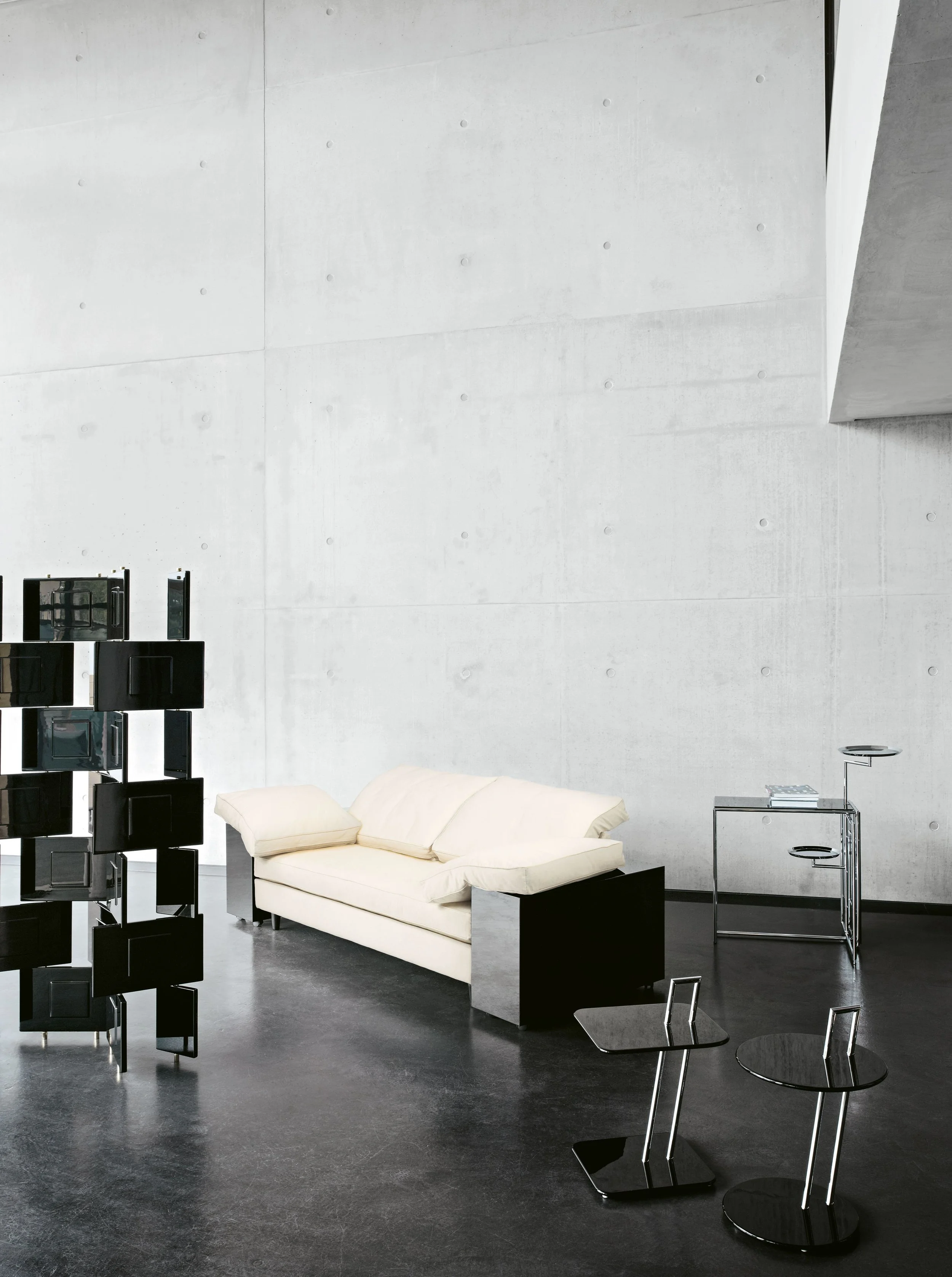 ClassiCon-brick-screen-lota-sofa-occasional-table-rivoli-table-2-photo-seelen.jpg