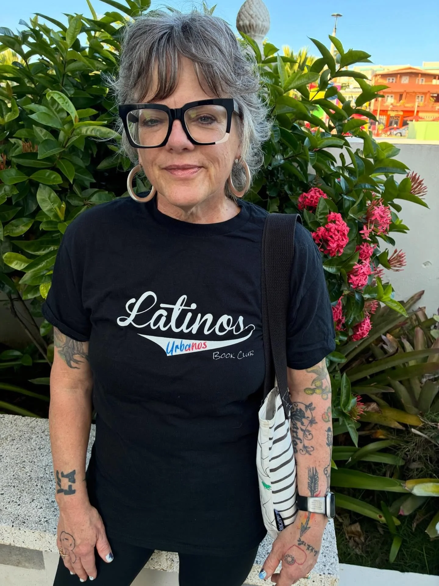 A lovely walk through dowtown Luquillo with @aliaquartkhan . Wearing my tee to rep @latinos_urbanos on La isla! 📚🇵🇷❤️