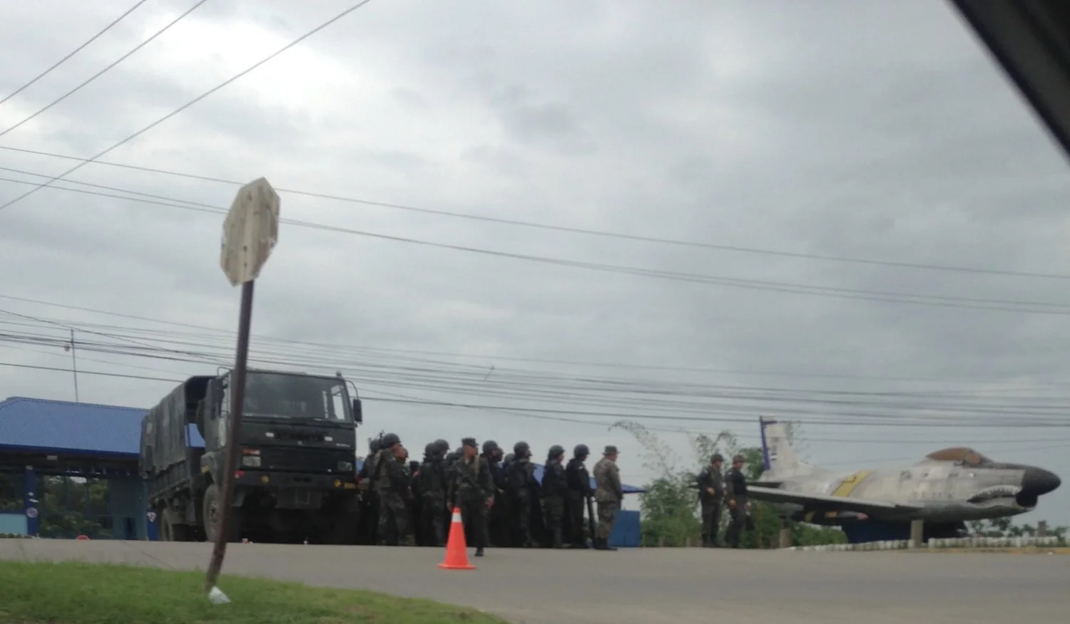 La Lima, Cortés. Jueves, 30 de noviembre. Militares amasando en el aeropuerto de San Pedro Sula. Foto crédito: autora.