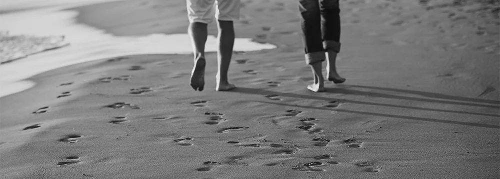 couplebeachwalk_feet.jpg