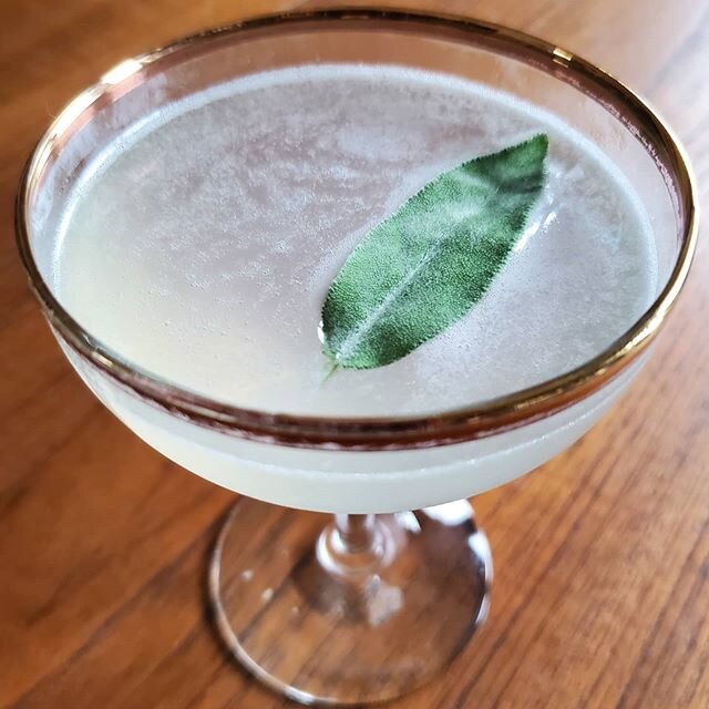 Sage Gimlet in Friday light. Herbalicious. 
#gimlet #cocktail #fridayvibes #mixology @velvetgoldminechicago #vintage coup