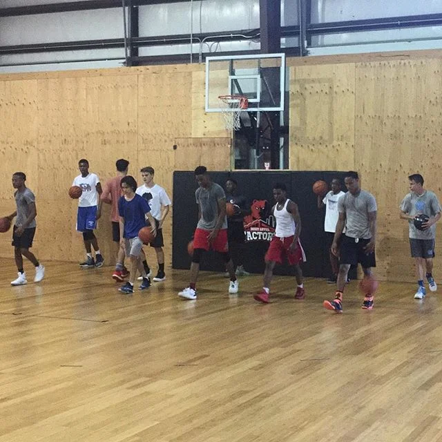 High school Elite training Sunday nights 5-7pm and Monday's 6-8pm surround yourself with top athletes! Today we had 4 kids with division 1 offers in the @nextlevelfactory