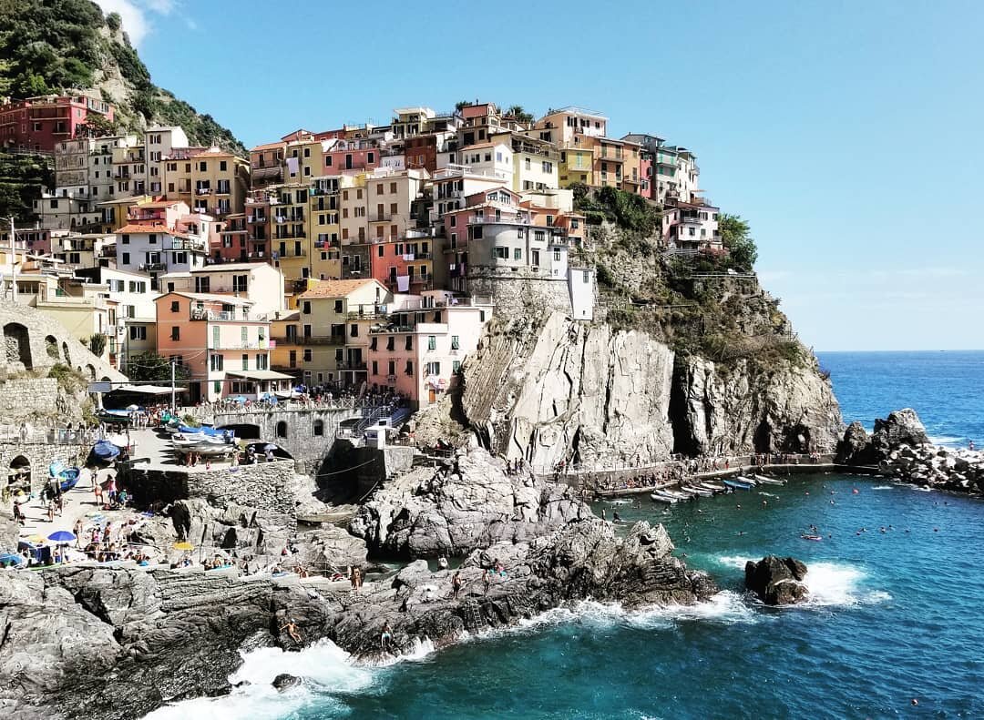 I miss you, Manarola. 💜
.
.
#italy #cinqueterre #manarola #LaSpezia #Liguria #Riomaggiore #europe2019 #30daytrip #laterpost