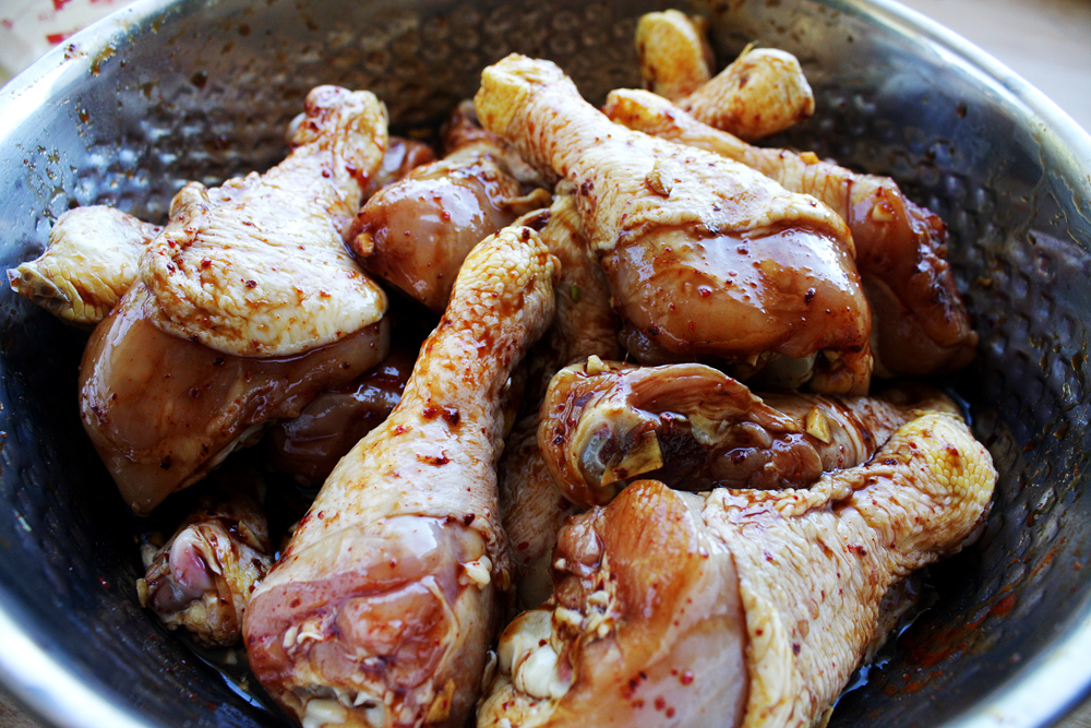 Лучший куриный маринад. Замариновать курицу. Куриные голени в духовке. Шашлык курица. Маринад для курицы шашлык.