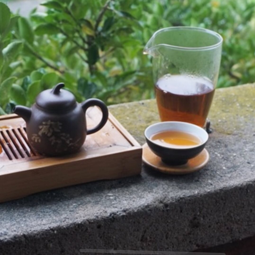 It started to feel like fall. What are you drinking today? 
.
.
#dailytea #teatime #tea #yixing #zisha #teapot #teaware #yancha #紫砂壺 #岩茶 #肉桂 #rougui #tshopny #teashopnyc #大紅袍 #dahongpao