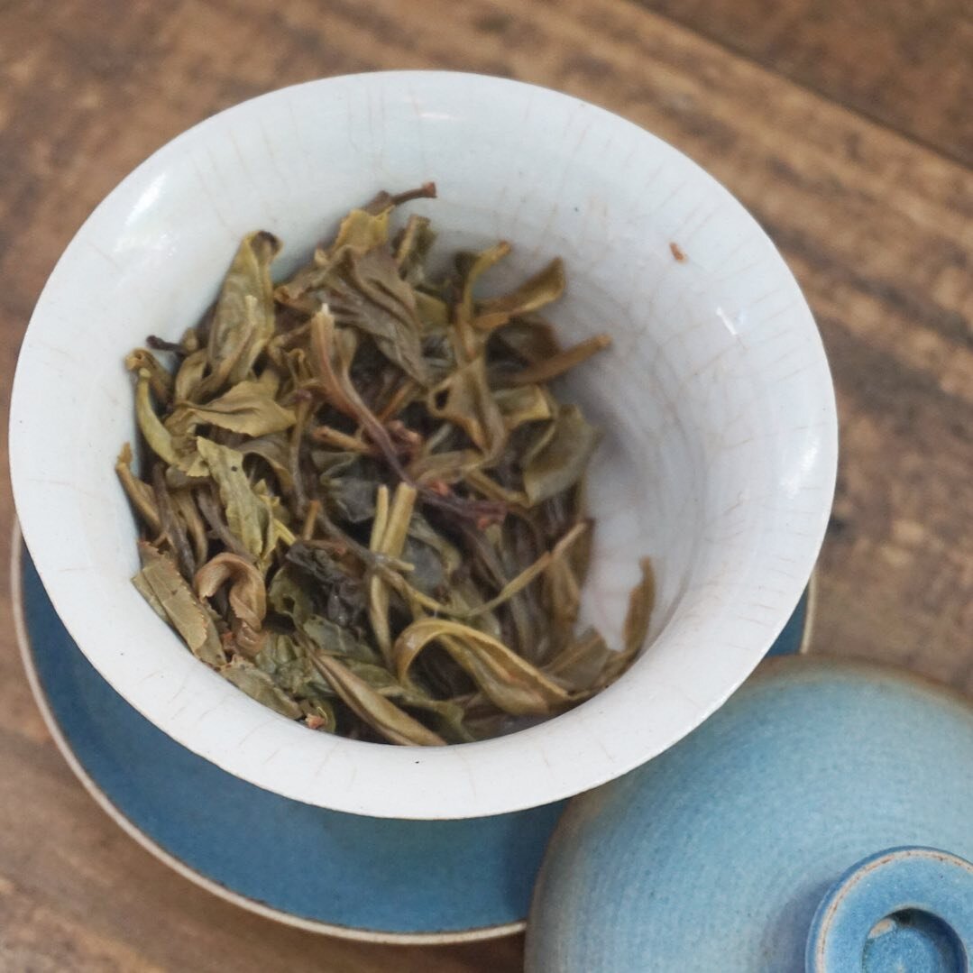 2021 Manzhuan Raw Puerh feels perfect on this Labor Day.
.
.
#teaoftheday #puerh #gushu #古樹茶 #普洱茶 #teafirst #teatime #tea #chinesetea #gaiwan #teaware #tshopny #teashopnyc