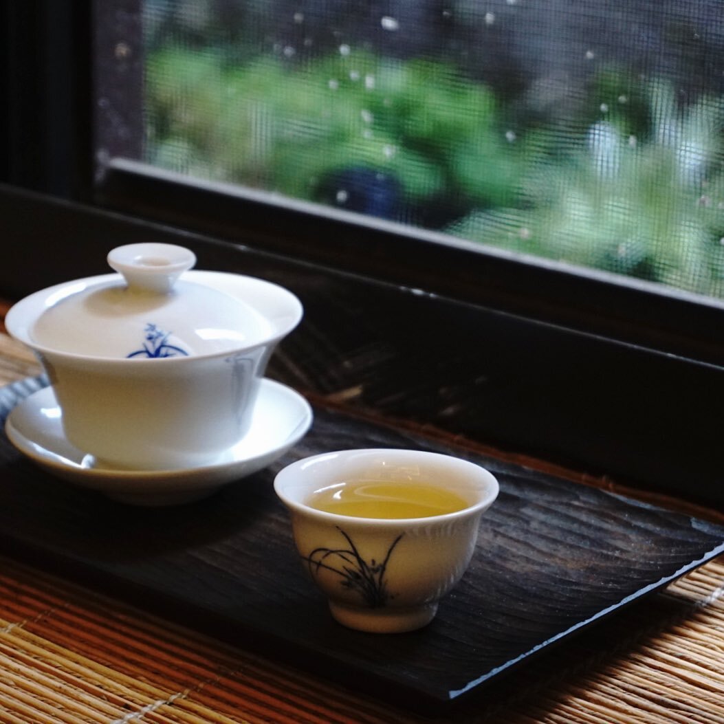 Spring in the air 
.
.
#teatime #gaiwan #koreanpottery #spring #tea #tshopny #teashopnyc