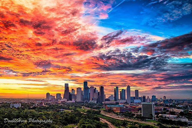 Sunrise in the Fall is my absolute favorite, there's just more color everywhere #photography #a7rii #sunrise #cityscape #landscape #houstonproud #htown #htx #houston #houstontx #clouds #color #orange #blue #skyline #sky #architecture #texas #instahou