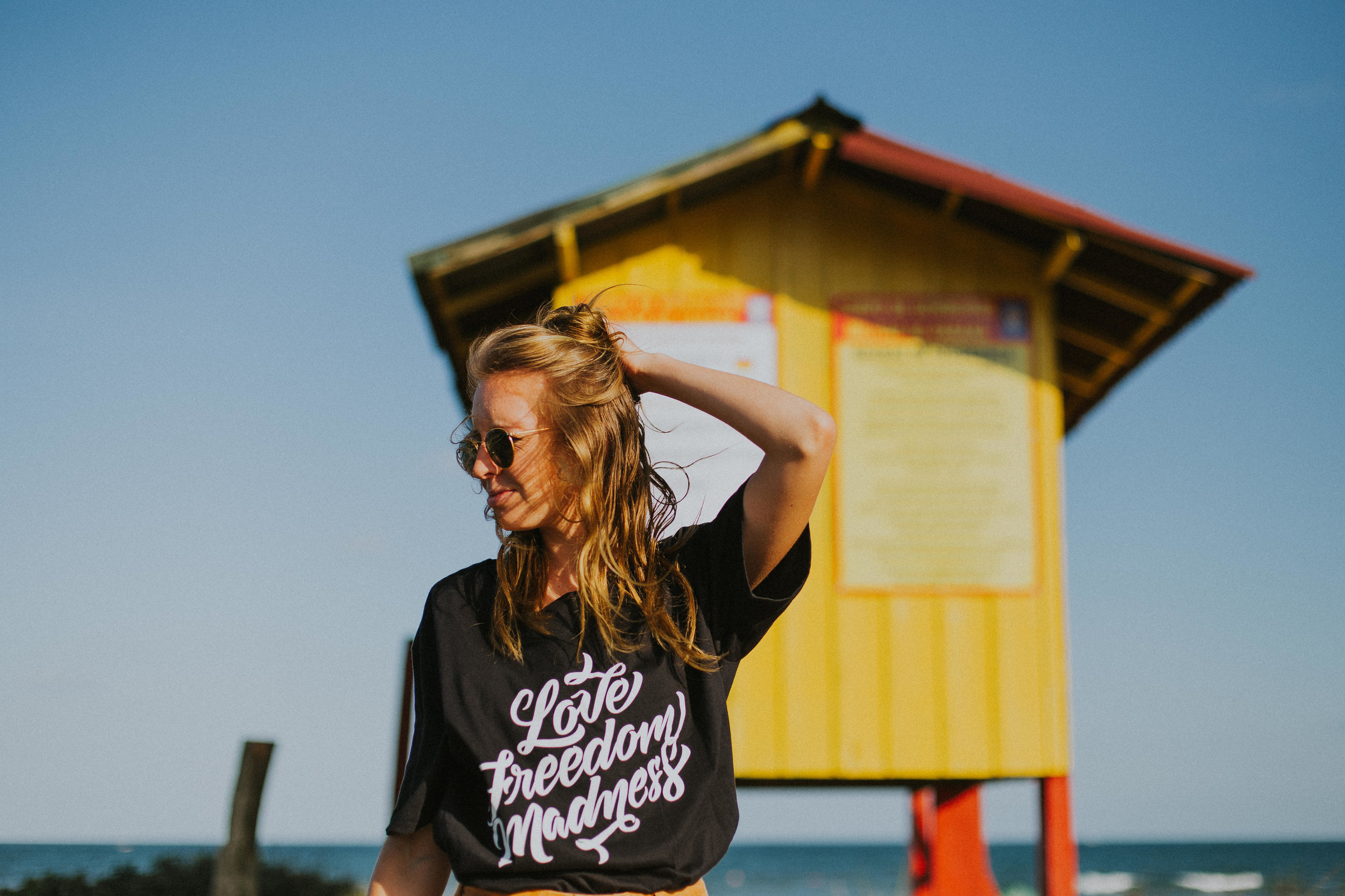 Gaby-Braun-Love-Freedom-Madness-Model-Brazil-t-shirt-beach-praia-ensaio-campanha-fotos-na-praia-ricardo-franzen-3.jpg