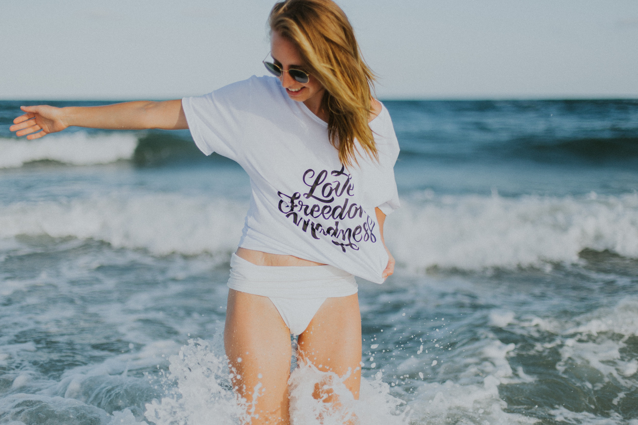 Gaby-Braun-Love-Freedom-Madness-Model-Brazil-t-shirt-beach-praia-ensaio-campanha-fotos-na-praia-ricardo-franzen-5.jpg