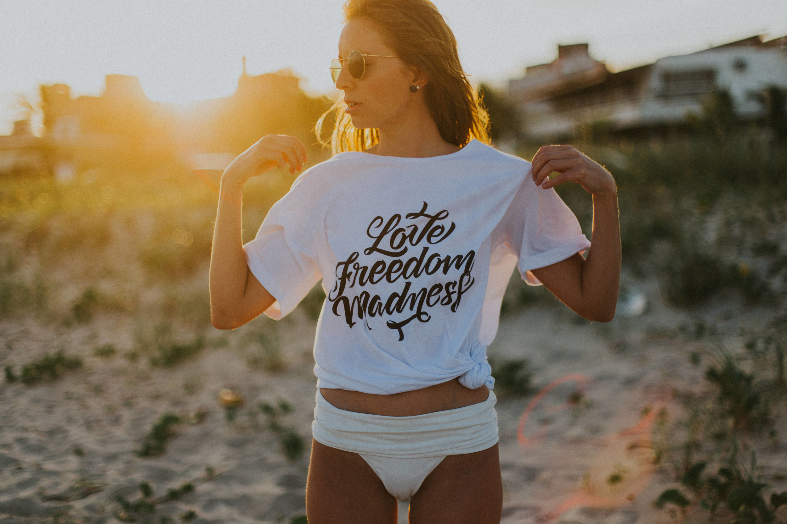 Gaby-Braun-Love-Freedom-Madness-Model-Brazil-t-shirt-beach-praia-ensaio-campanha-fotos-na-praia-ricardo-franzen-8.jpg