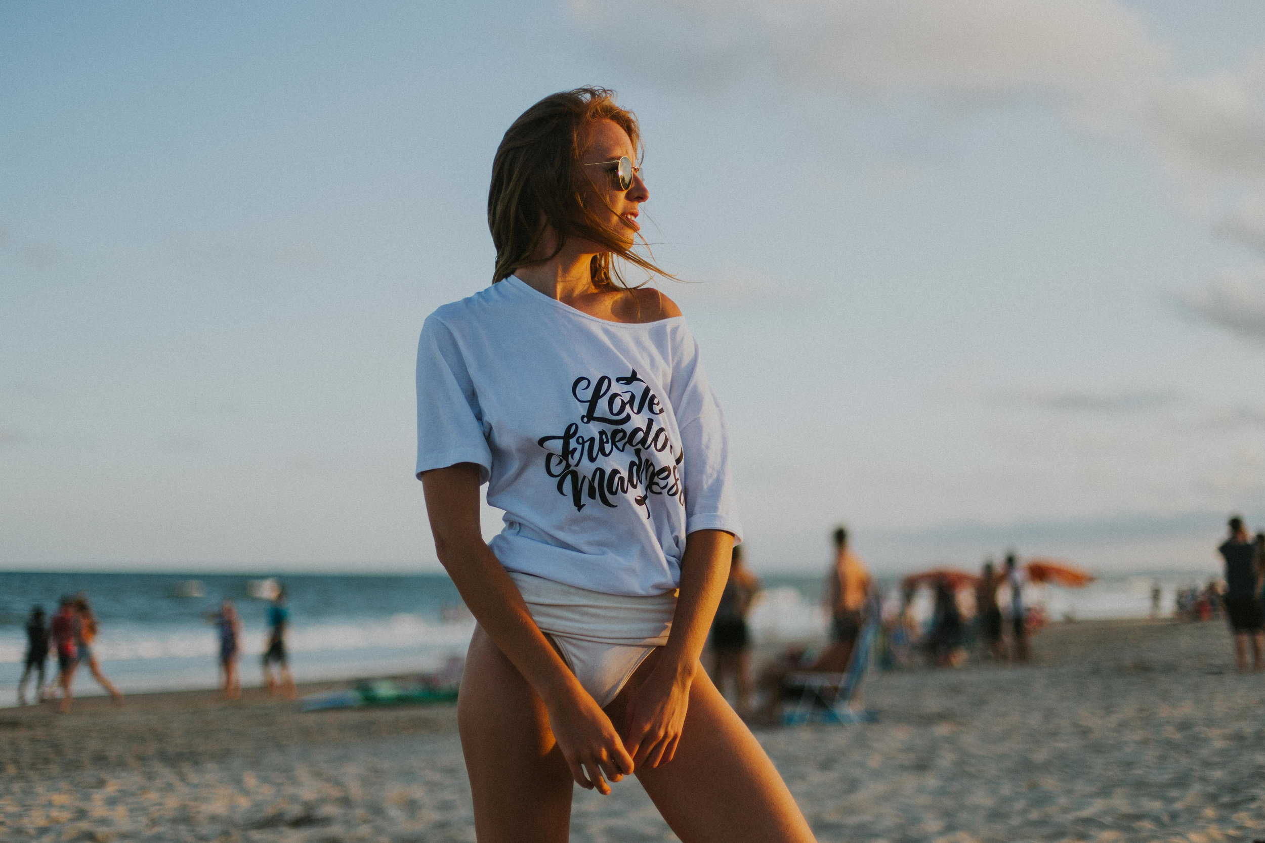 Gaby-Braun-Love-Freedom-Madness-Model-Brazil-t-shirt-beach-praia-ensaio-campanha-fotos-na-praia-ricardo-franzen-9.jpg
