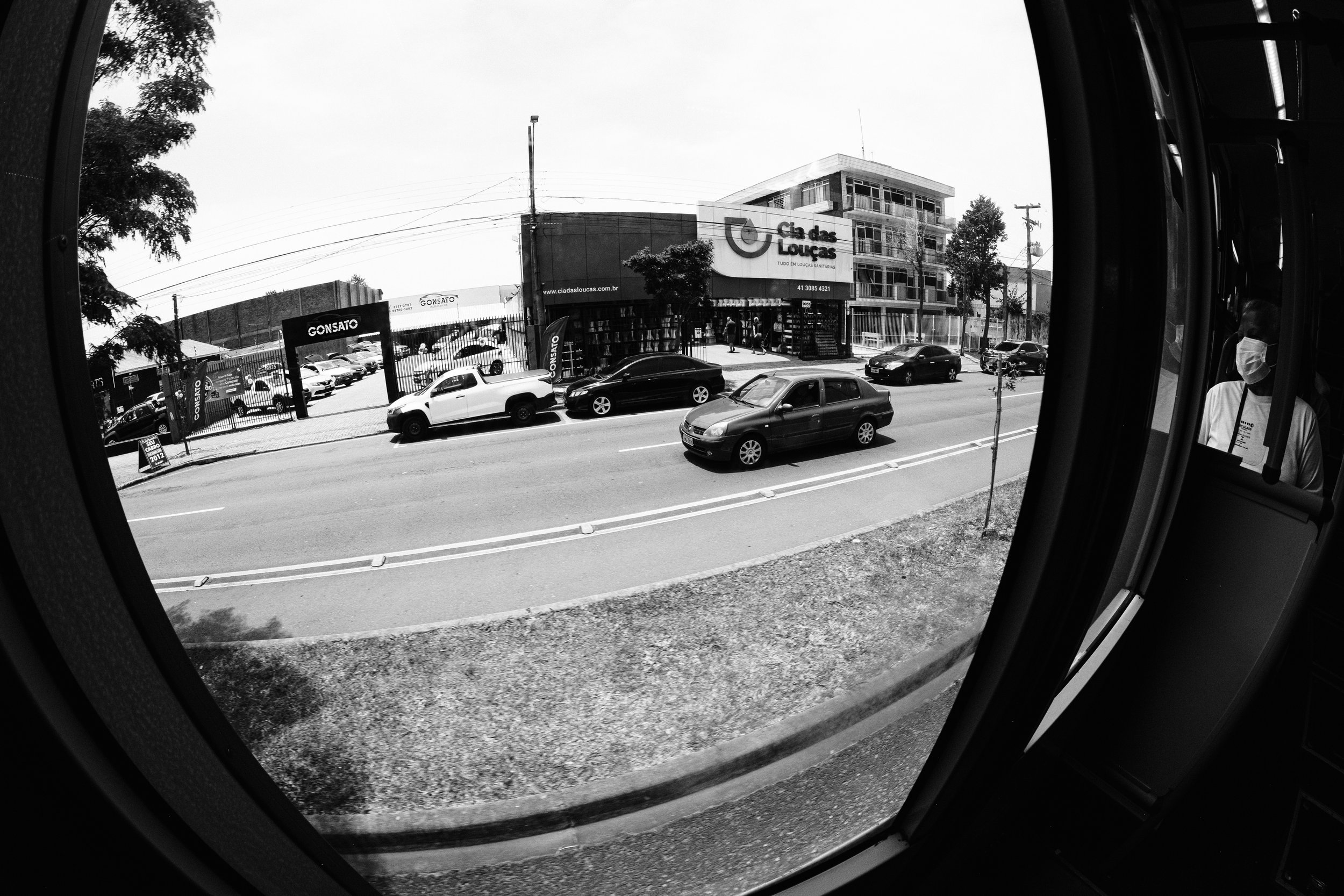 street-photography-with-fish-eye-lens-7-5mm-7artisans-fujifilm-x-t20-ricardo-franzen-6.jpg