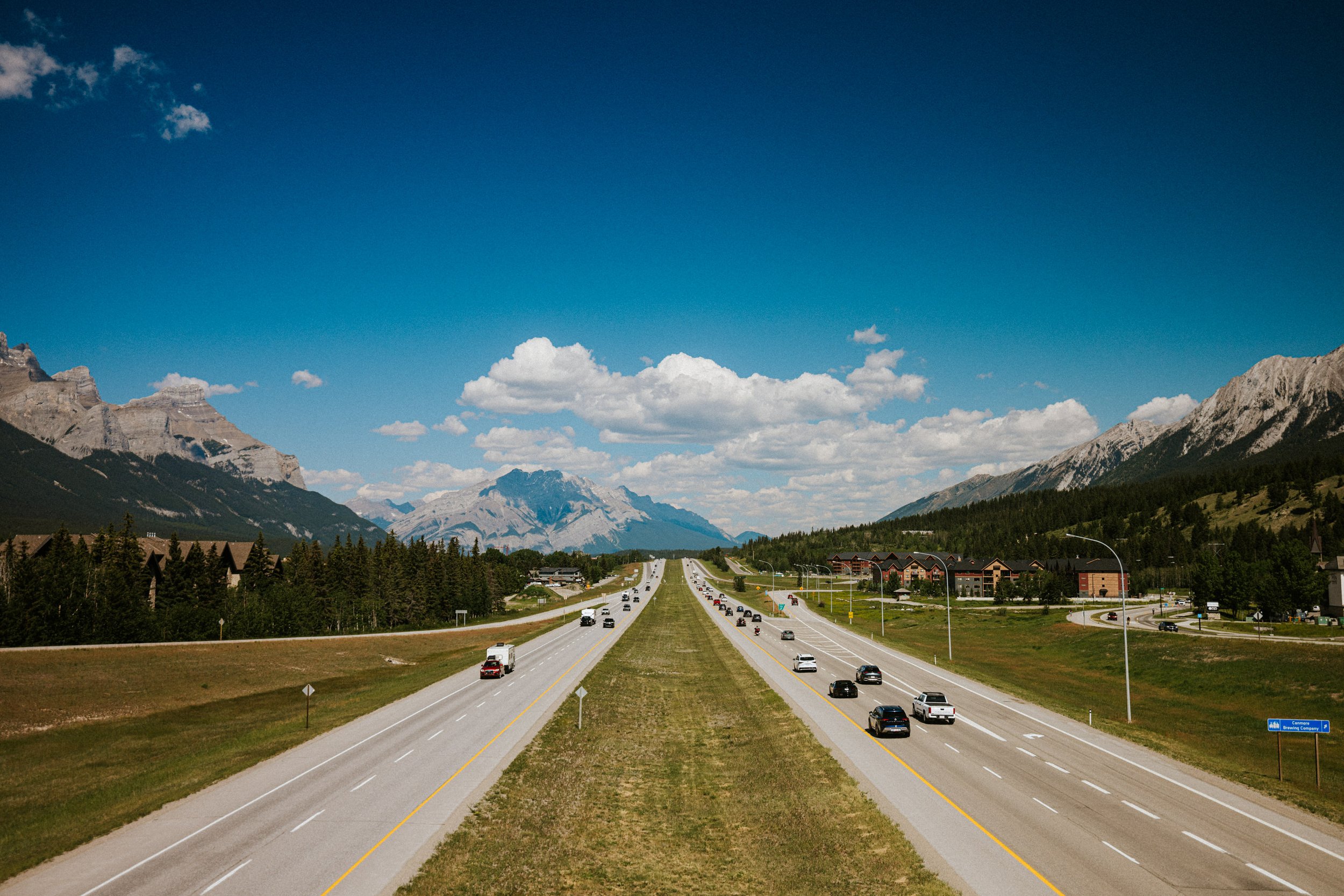 ricardo-franzen-fotografia-de-rua-canon-r5c-dji-action-5-pro-15-25mm-canada-day-canmore-street-photography-2.jpg