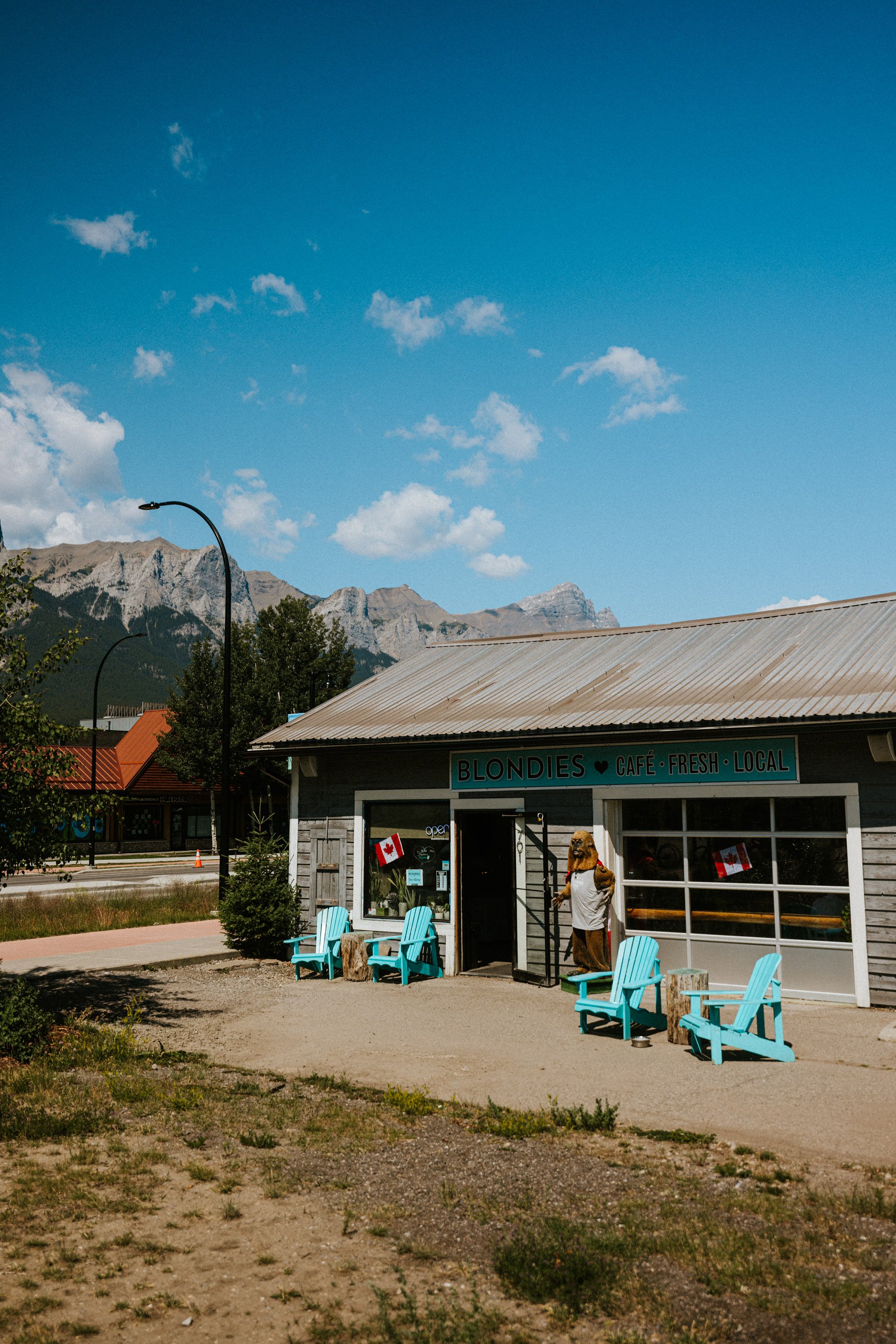 ricardo-franzen-fotografia-de-rua-canon-r5c-dji-action-5-pro-15-25mm-canada-day-canmore-street-photography-4.jpg