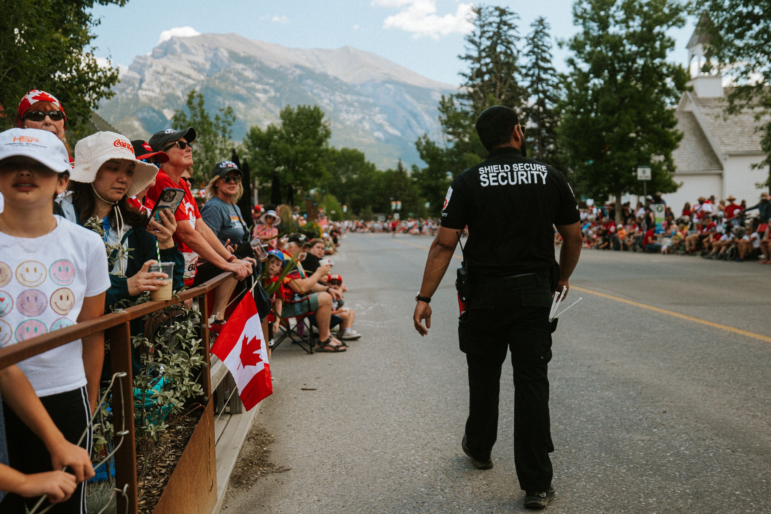 ricardo-franzen-fotografia-de-rua-canon-r5c-dji-action-5-pro-15-25mm-canada-day-canmore-street-photography-10.jpg