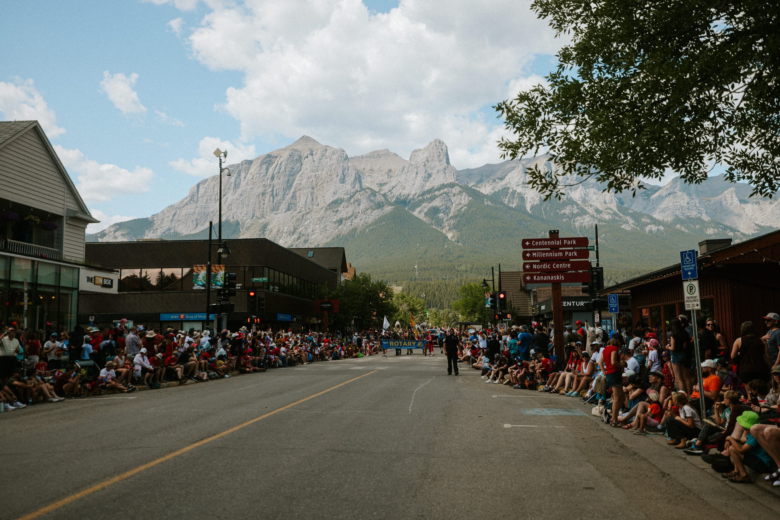 ricardo-franzen-fotografia-de-rua-canon-r5c-dji-action-5-pro-15-25mm-canada-day-canmore-street-photography-12.jpg