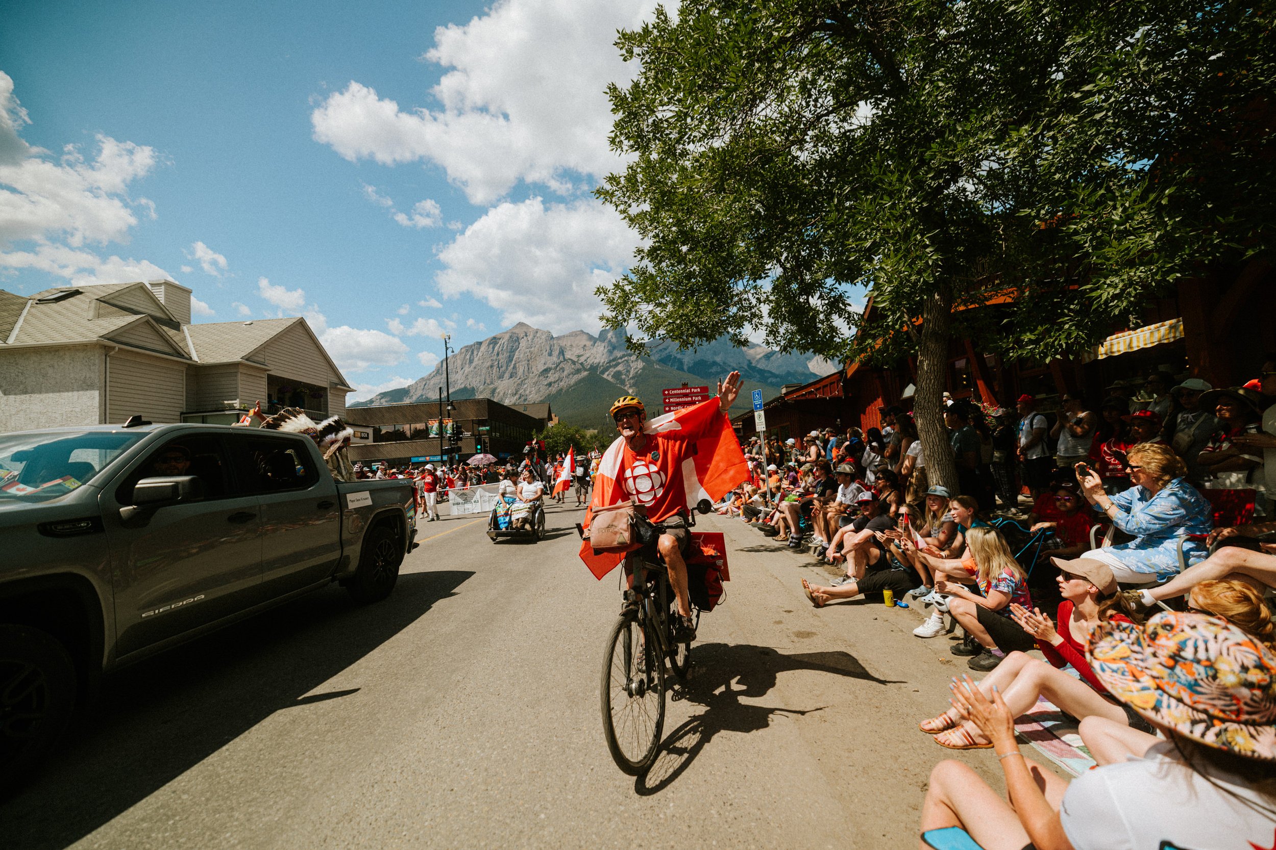 ricardo-franzen-fotografia-de-rua-canon-r5c-dji-action-5-pro-15-25mm-canada-day-canmore-street-photography-21.jpg