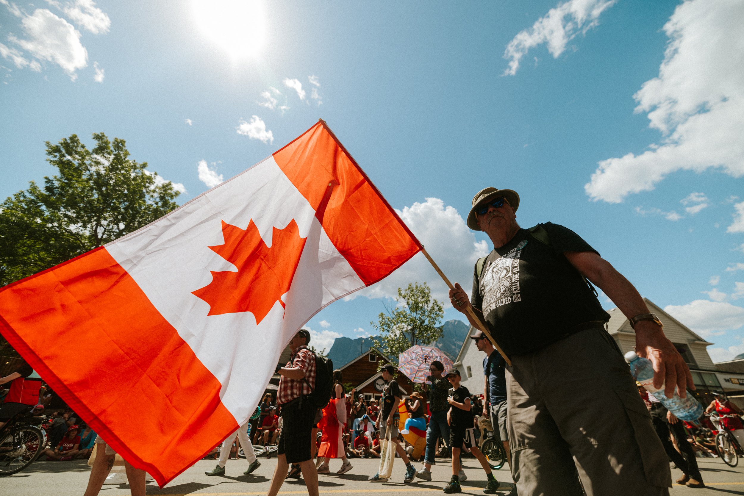ricardo-franzen-fotografia-de-rua-canon-r5c-dji-action-5-pro-15-25mm-canada-day-canmore-street-photography-24.jpg