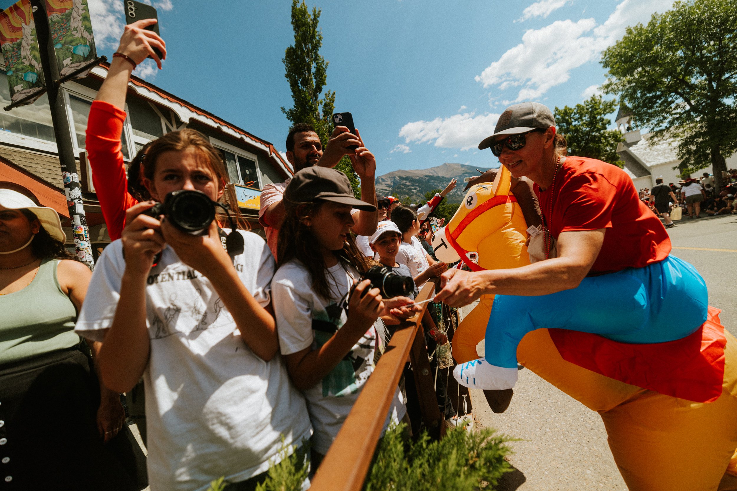 ricardo-franzen-fotografia-de-rua-canon-r5c-dji-action-5-pro-15-25mm-canada-day-canmore-street-photography-31.jpg