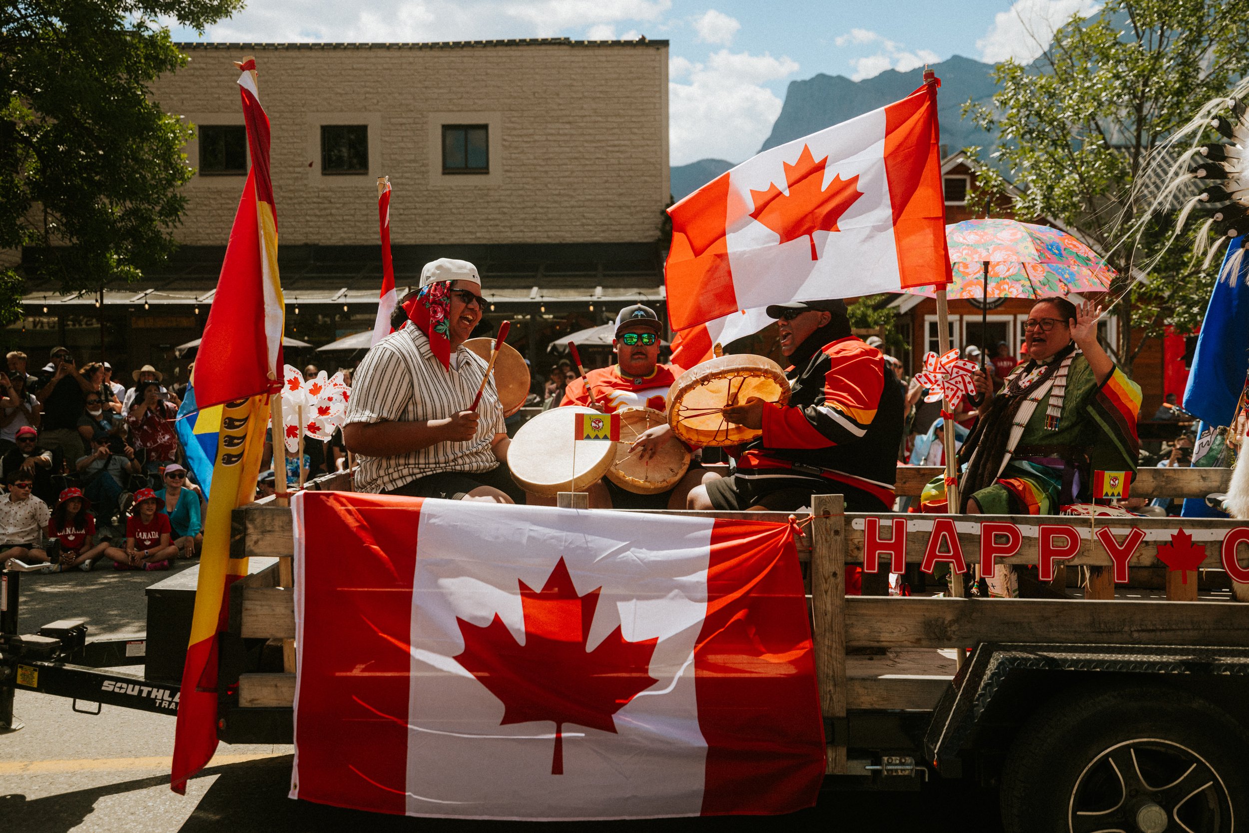 ricardo-franzen-fotografia-de-rua-canon-r5c-dji-action-5-pro-15-25mm-canada-day-canmore-street-photography-35.jpg