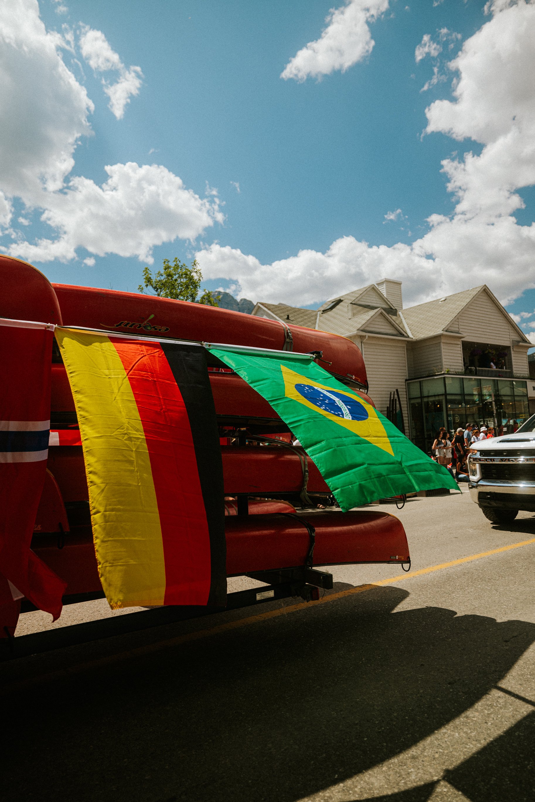ricardo-franzen-fotografia-de-rua-canon-r5c-dji-action-5-pro-15-25mm-canada-day-canmore-street-photography-51.jpg