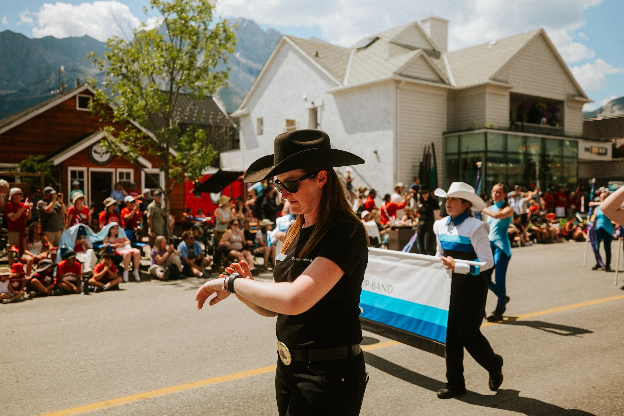 ricardo-franzen-fotografia-de-rua-canon-r5c-dji-action-5-pro-15-25mm-canada-day-canmore-street-photography-57.jpg