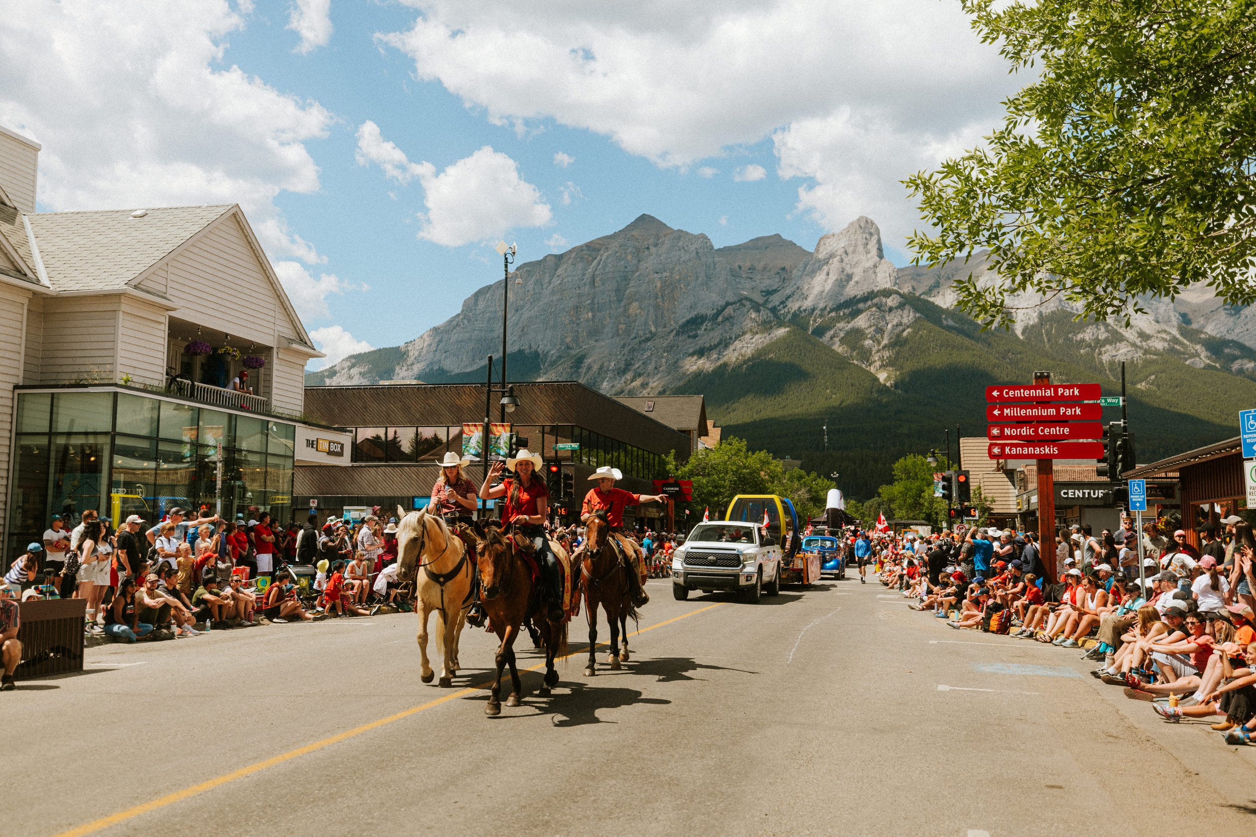 ricardo-franzen-fotografia-de-rua-canon-r5c-dji-action-5-pro-15-25mm-canada-day-canmore-street-photography-66.jpg