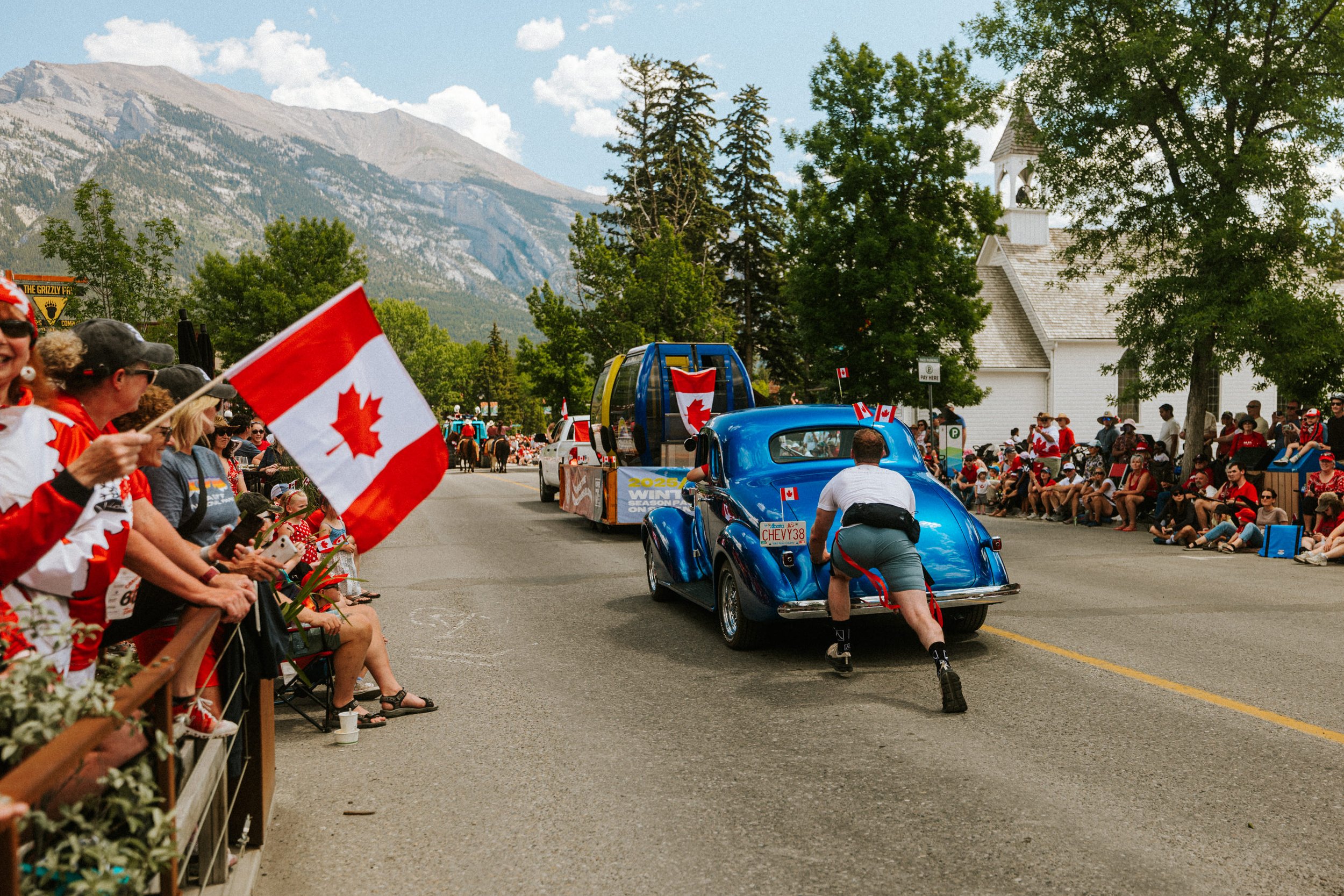 ricardo-franzen-fotografia-de-rua-canon-r5c-dji-action-5-pro-15-25mm-canada-day-canmore-street-photography-74.jpg