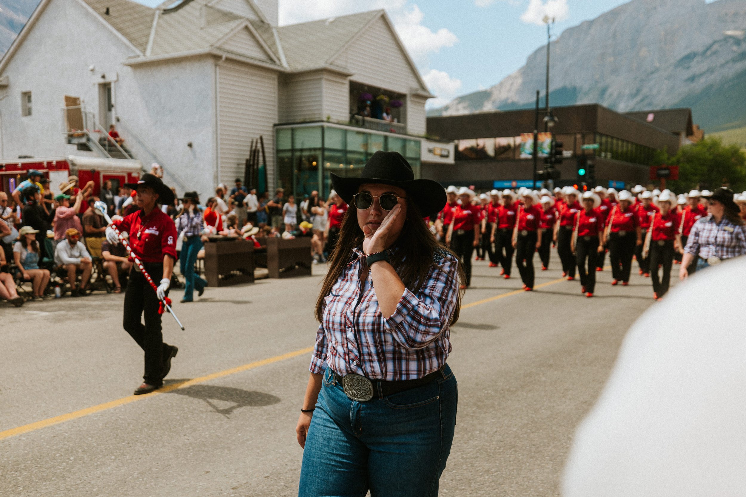 ricardo-franzen-fotografia-de-rua-canon-r5c-dji-action-5-pro-15-25mm-canada-day-canmore-street-photography-79.jpg