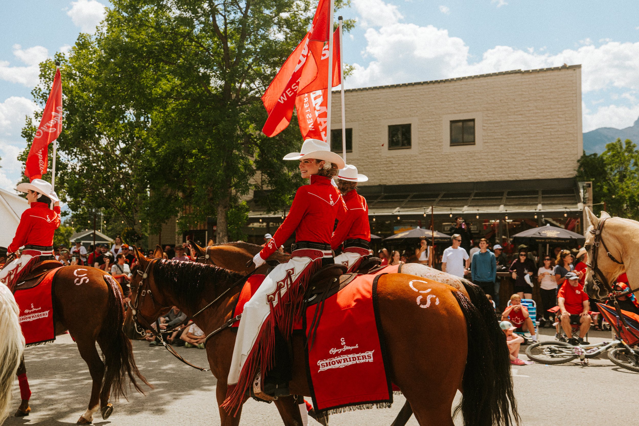 ricardo-franzen-fotografia-de-rua-canon-r5c-dji-action-5-pro-15-25mm-canada-day-canmore-street-photography-104.jpg