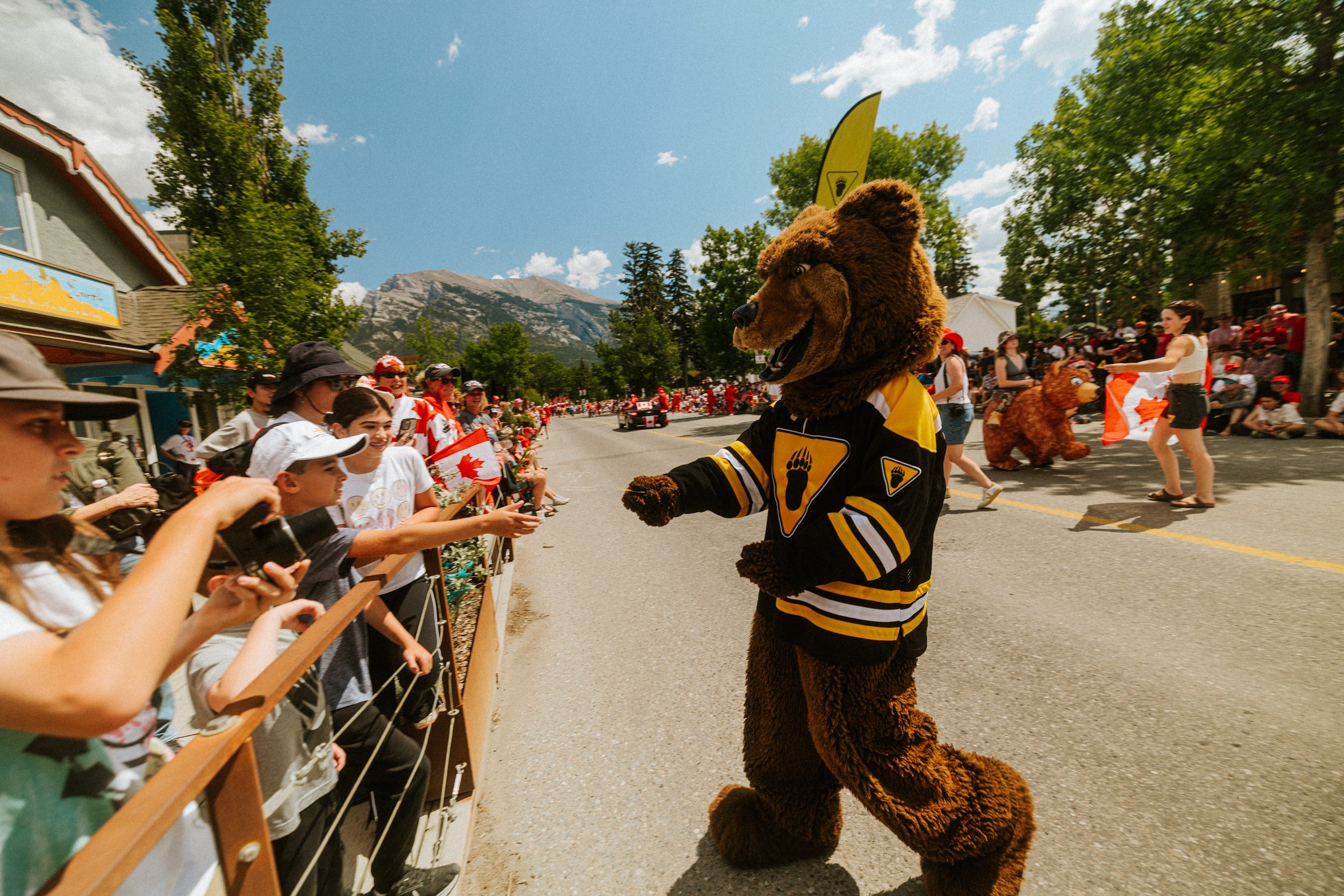 ricardo-franzen-fotografia-de-rua-canon-r5c-dji-action-5-pro-15-25mm-canada-day-canmore-street-photography-121.jpg