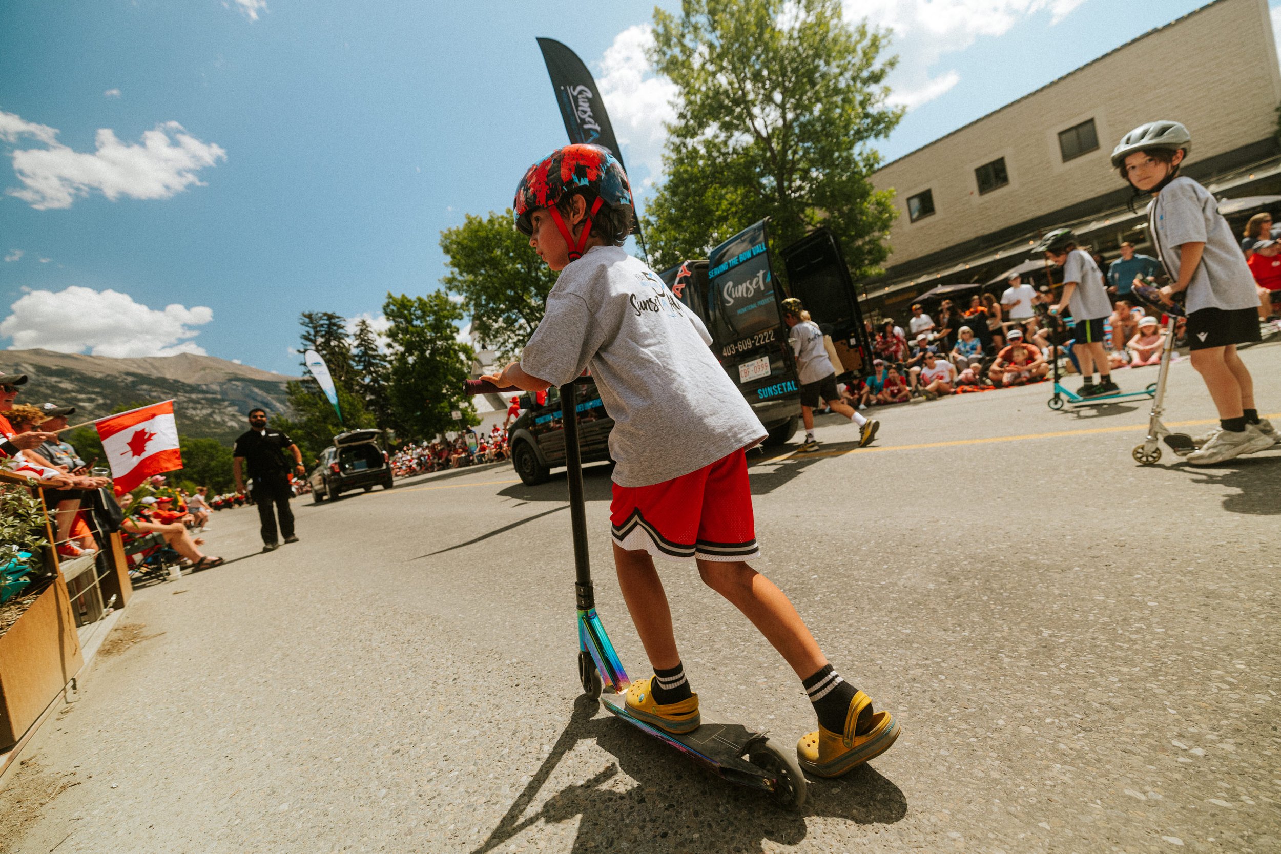 ricardo-franzen-fotografia-de-rua-canon-r5c-dji-action-5-pro-15-25mm-canada-day-canmore-street-photography-133.jpg