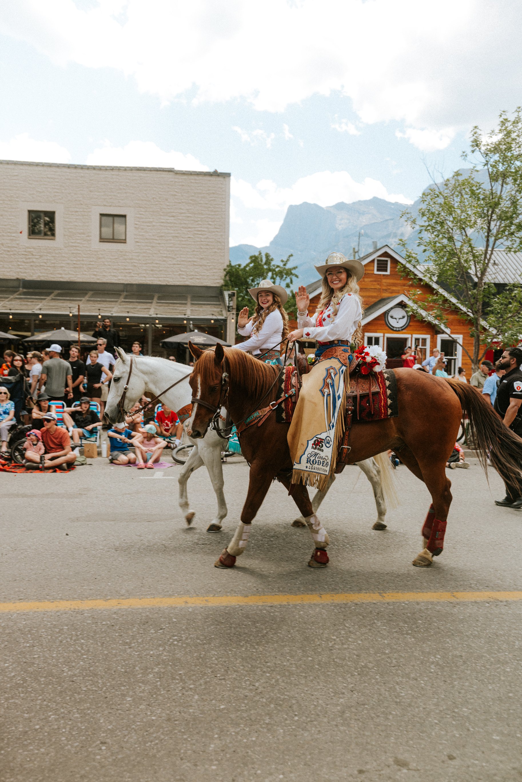 ricardo-franzen-fotografia-de-rua-canon-r5c-dji-action-5-pro-15-25mm-canada-day-canmore-street-photography-132.jpg
