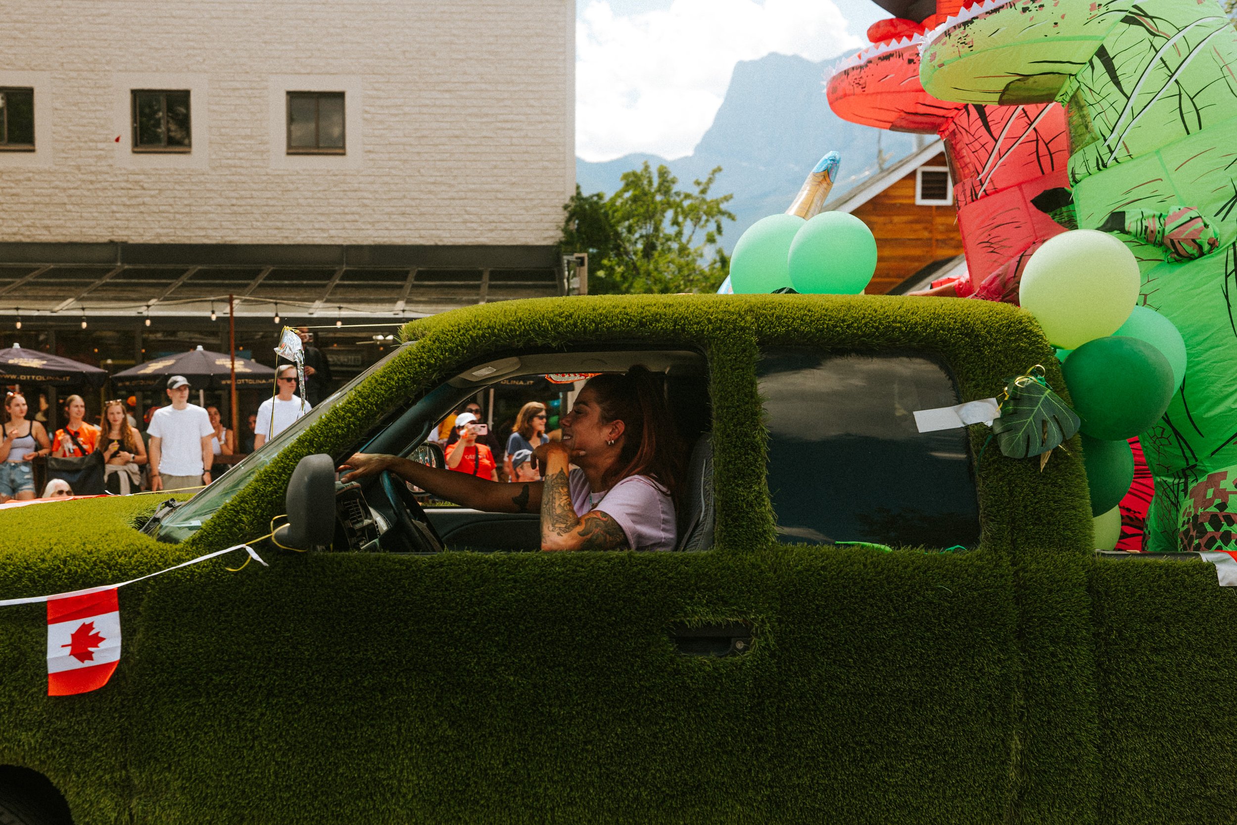 ricardo-franzen-fotografia-de-rua-canon-r5c-dji-action-5-pro-15-25mm-canada-day-canmore-street-photography-135.jpg