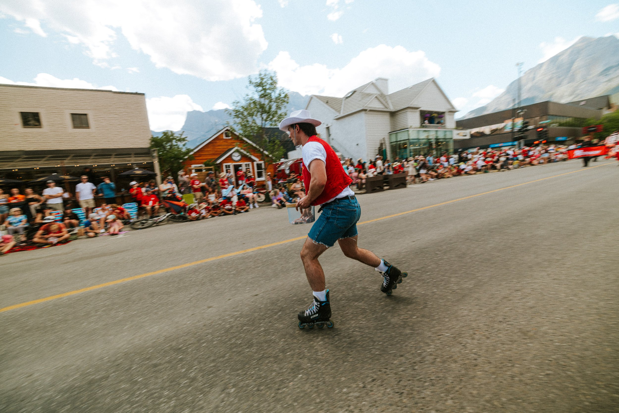 ricardo-franzen-fotografia-de-rua-canon-r5c-dji-action-5-pro-15-25mm-canada-day-canmore-street-photography-139.jpg
